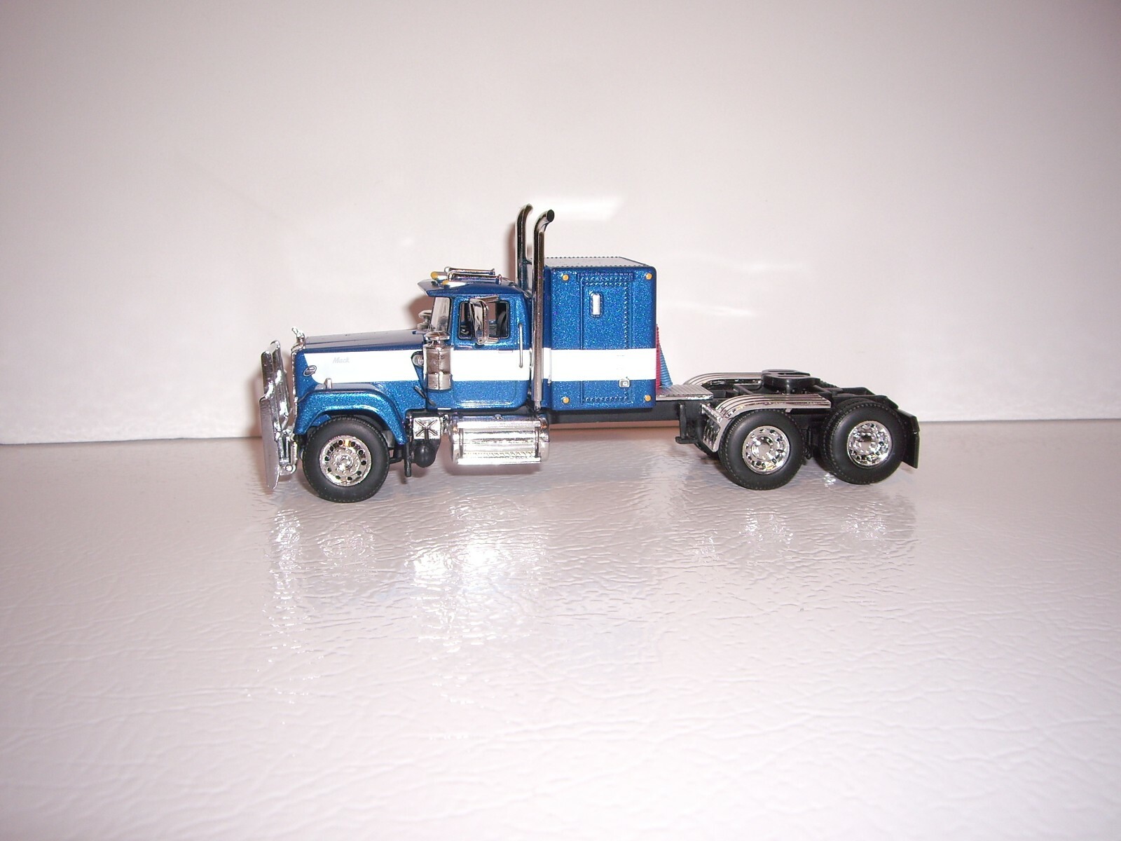 DCP FIRST GEAR 1/64 BLUE AND WHITE MACK SUPERLINER WITH 60″ SLEEPER