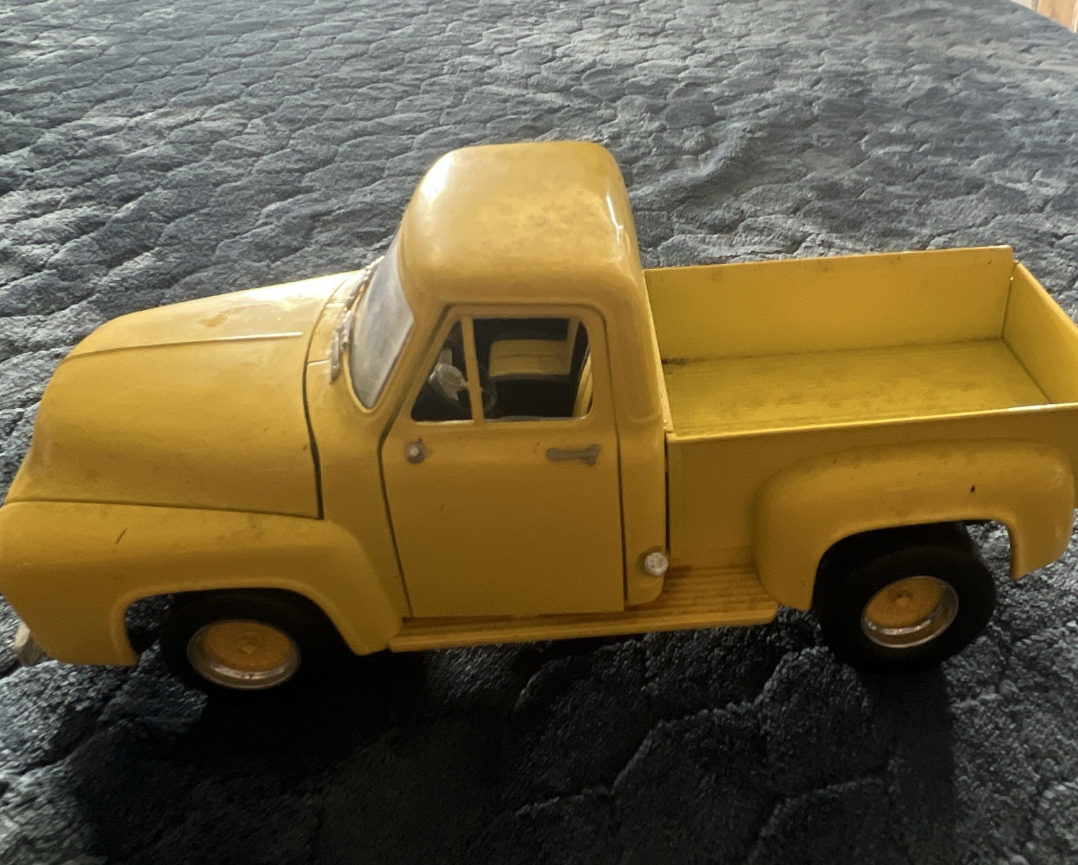 Vintage 90s Road Legends 1:18 1953 Ford F100 Pickup Yellow Opening Hood Doors