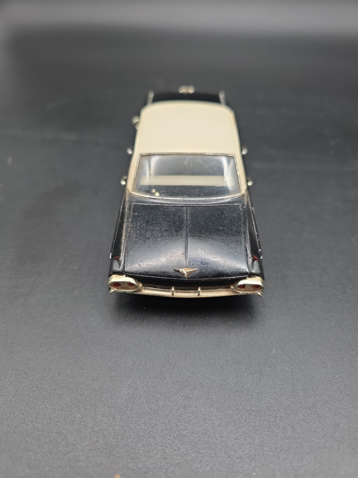 Signature Models: 1/32 Diecast 1961 Sedan De Ville Black/White