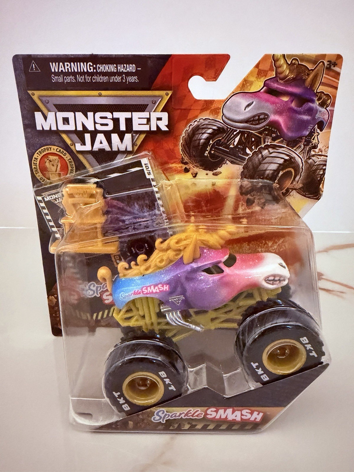 2026 Spin Master Monster Jam SPARKLE SMASH GOLD TROPHY CARD Series 1 1:64 DC