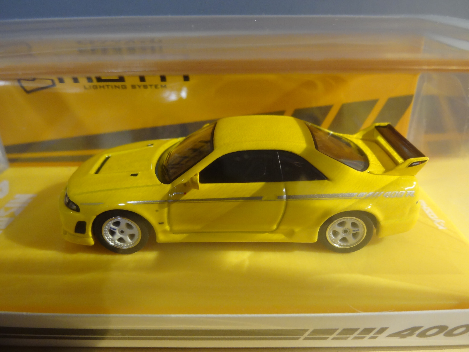 KYOSHO – YELLOW – NISSAN NISMO 400R – W/ ACRYLIC DISPLAY CASE