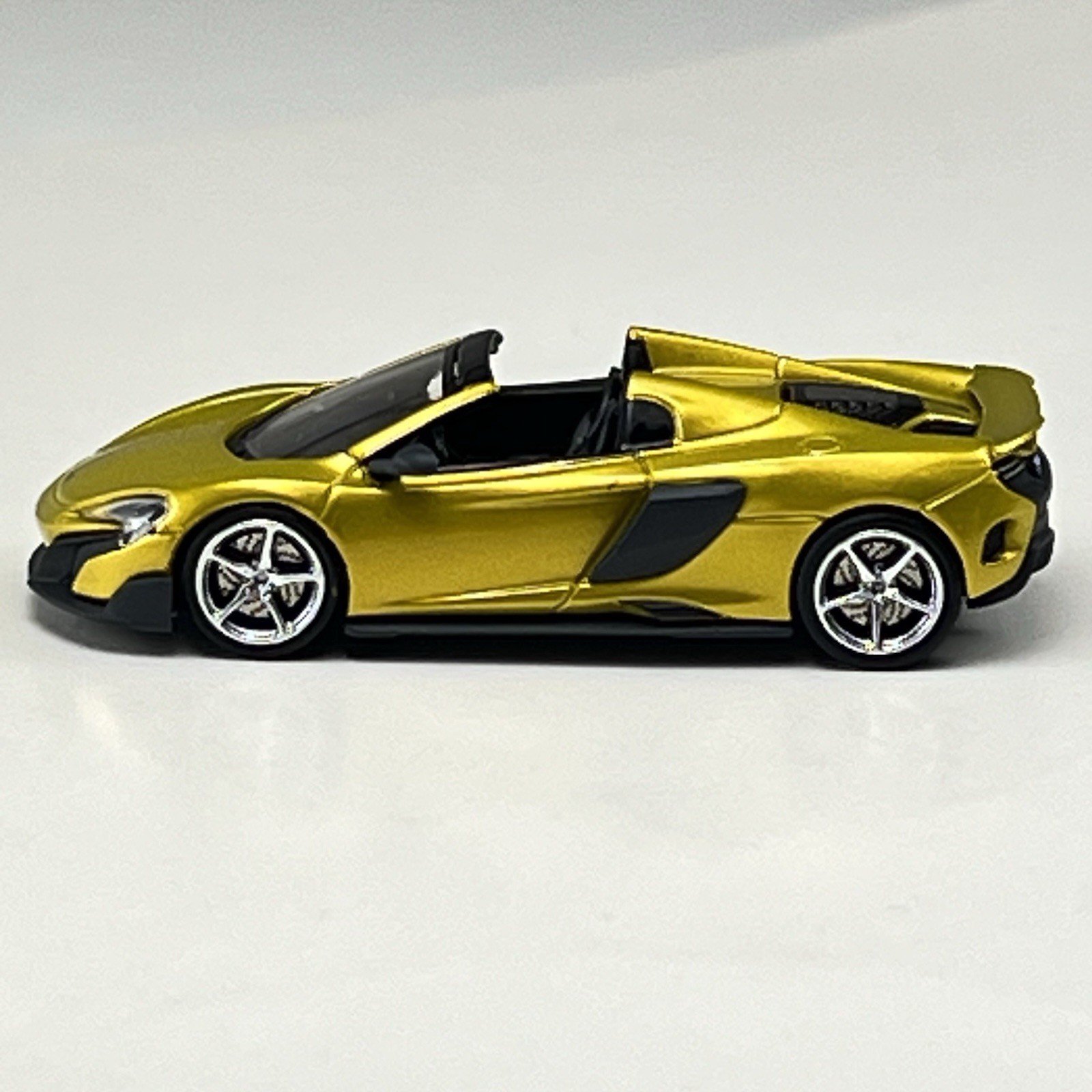 Minichamps 1/87 HO McLaren 675LT Spider 2016 Solis Yellow Metallic 870154434