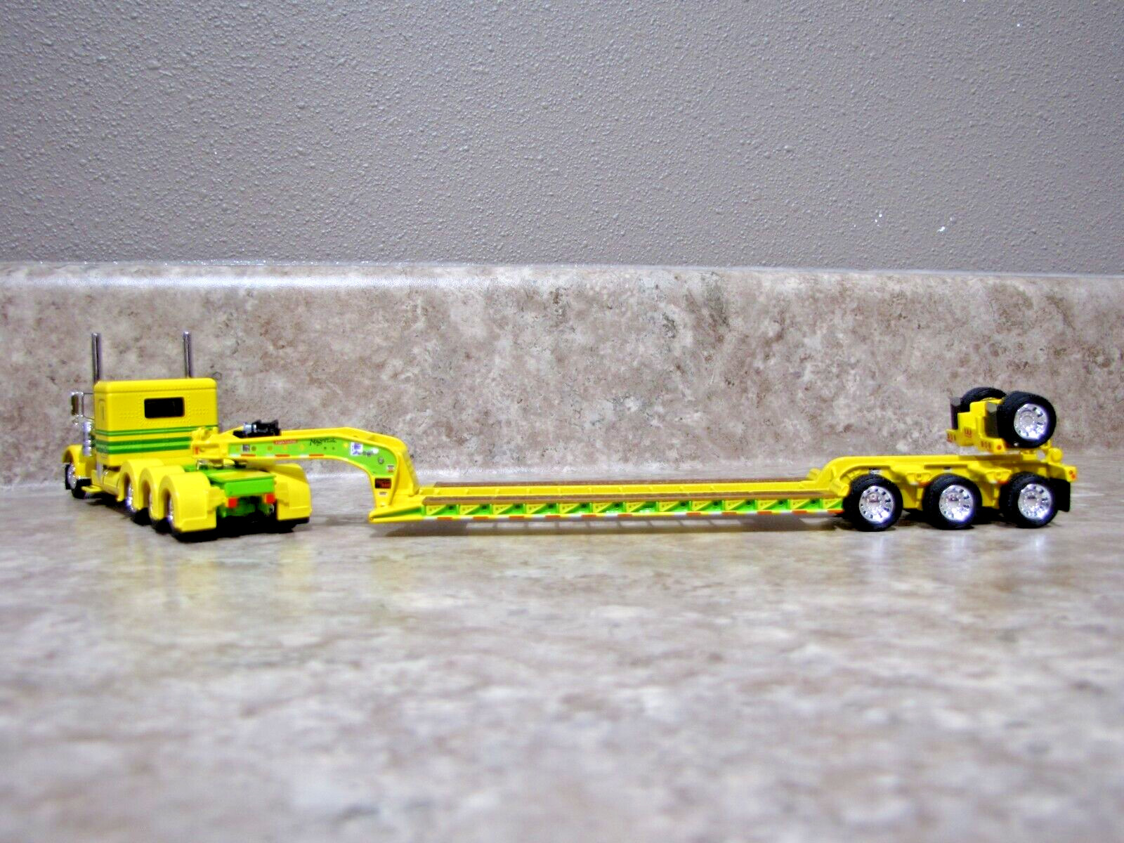 DCP 1/64 Yellow Green Tri-Axle Peterbilt 389 Fontaine Lowboy Trailer 60-1974