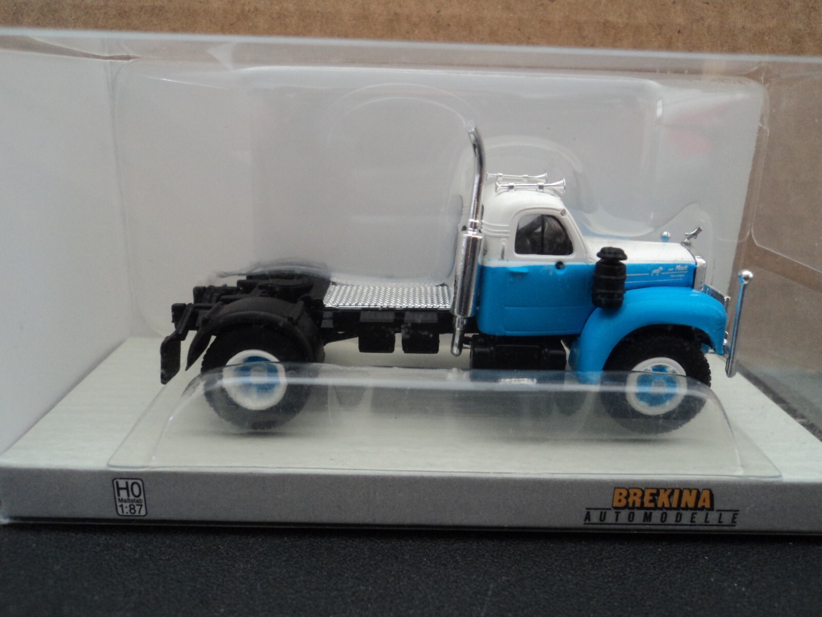 BREKINA 1953 MACK B 61 TRACTOR BLUE / WHITE HO 1/87 PLASTIC
