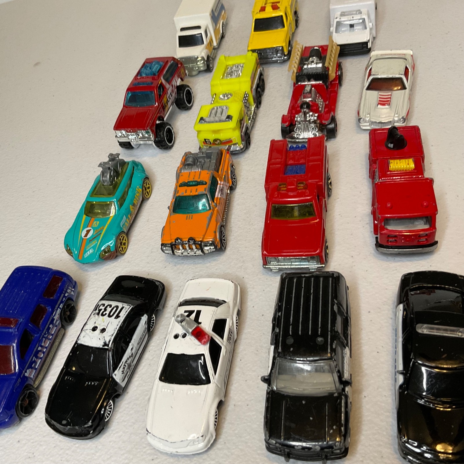 Hot Wheels Emergency Vehicle Lot of 16 Police Fire Rescue Ambulance Cars Trucks