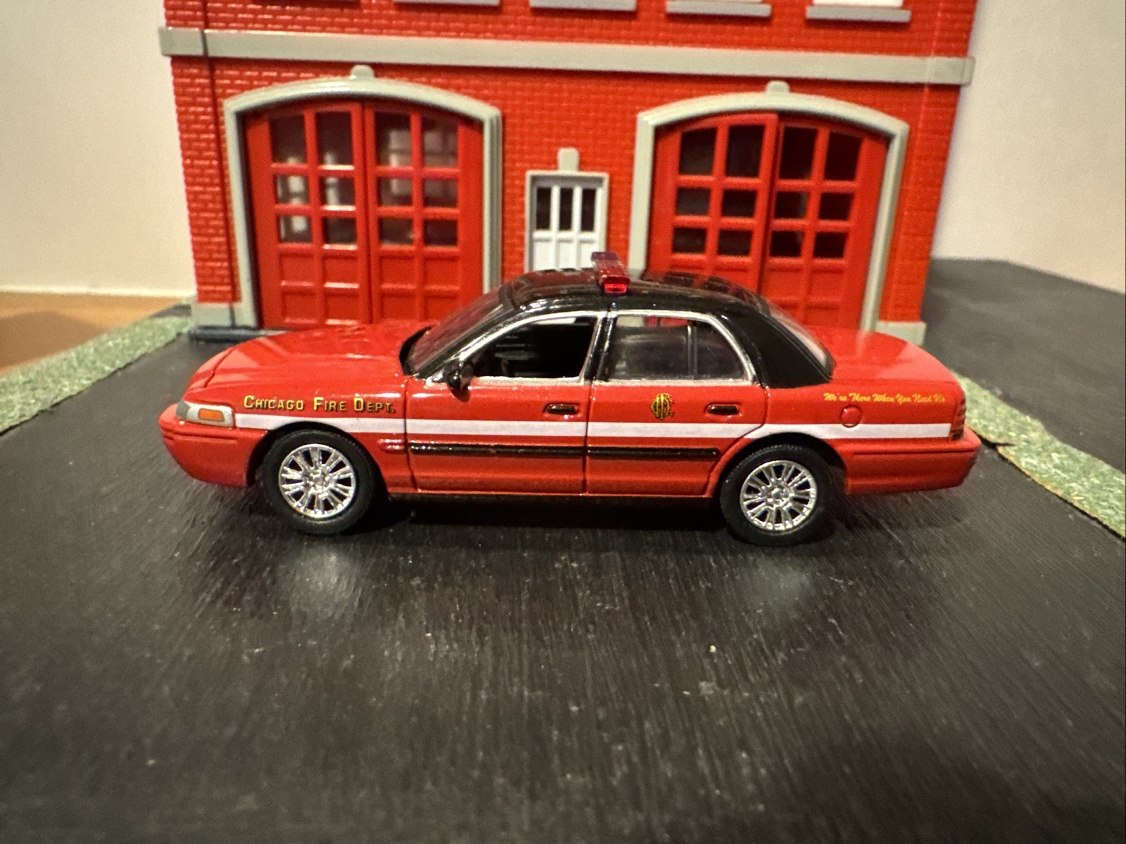 Greenlight Hot Pursuit Chicago Fire Dept Ford Crown Victoria Police 1:64 Diecast