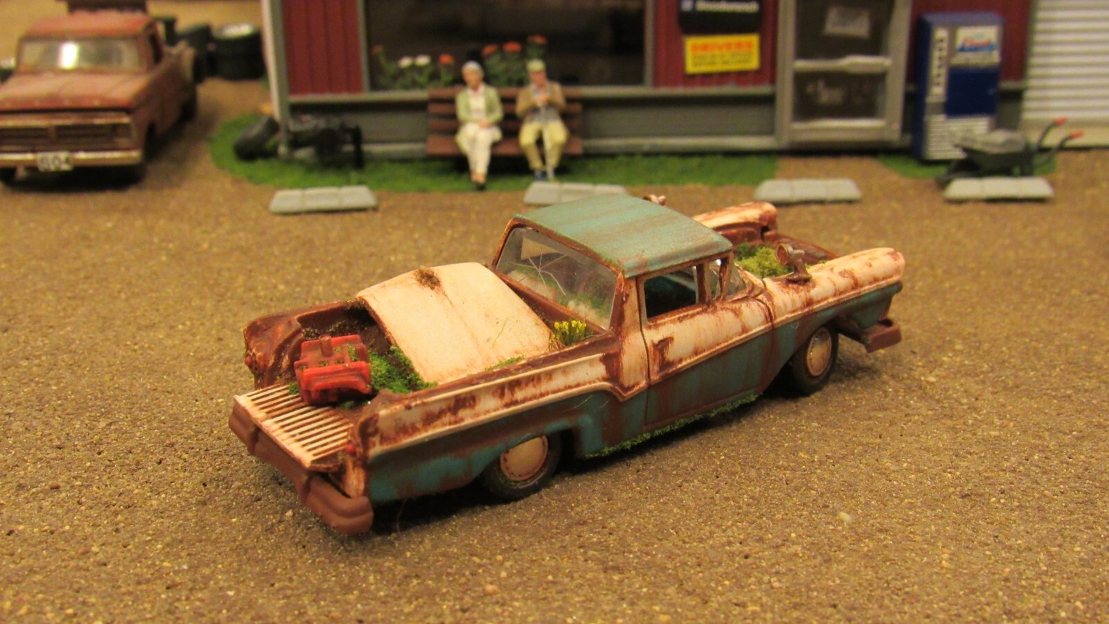 CUSTOM BUILT WEATHERED RUSTY JUNK PARTS YARD 1957 FORD RANCHERO CAR TRUCK 1:64/C