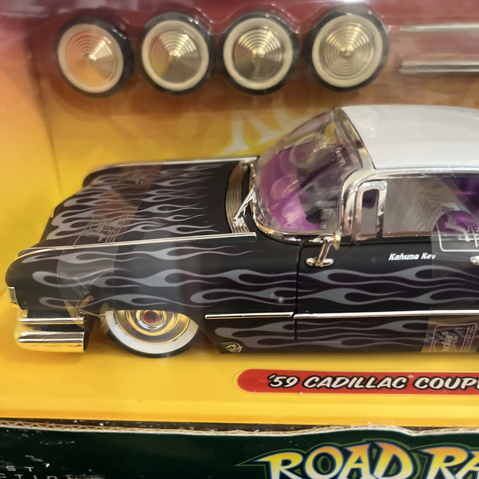 JADA – KUSTOMIZING – ROAD RATS – 1959 CADILLAC COUPE DEVILLE – 1/24 NEW IN Box