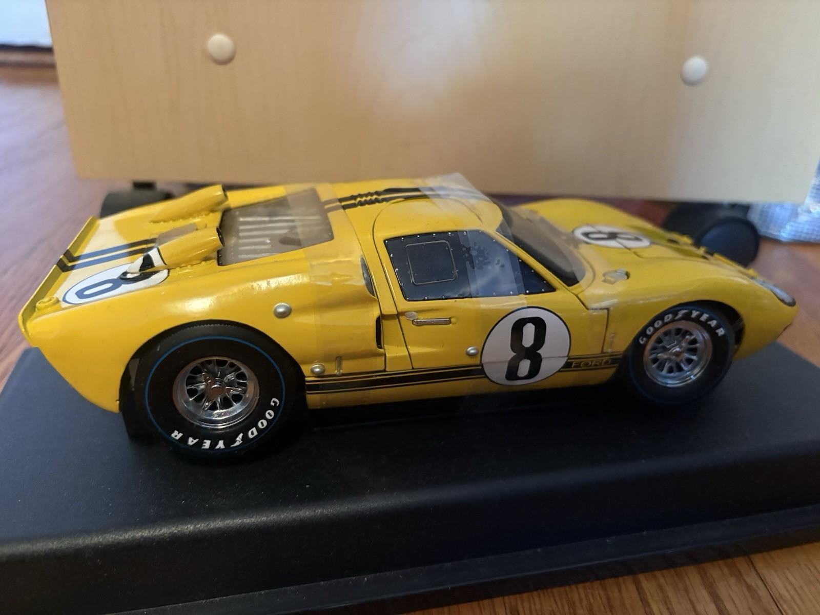 Shelby Collectibles 1:18 Ford GT40 MKII #8