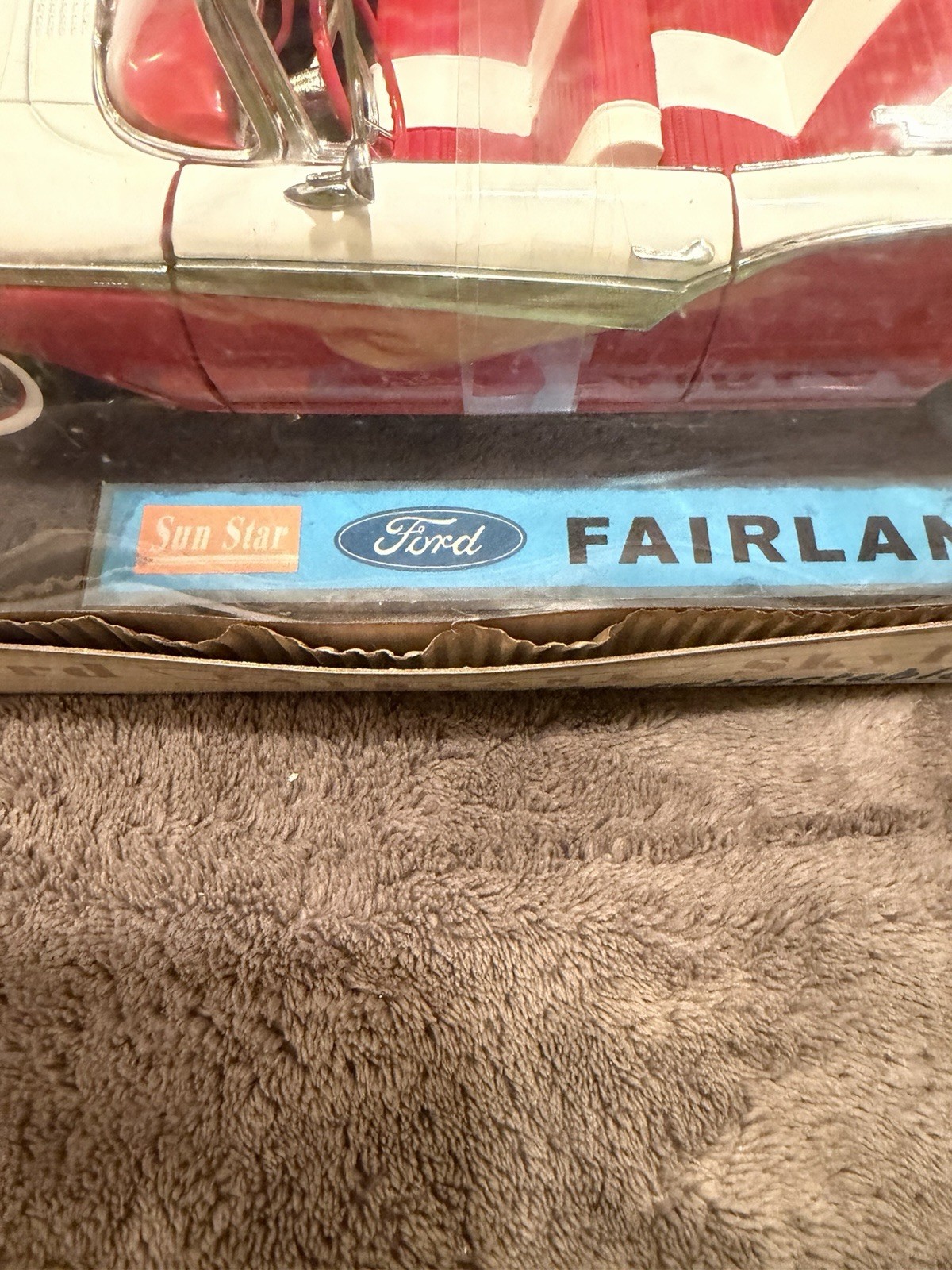 Sun Star 1957 Ford Fairlane Skyliner 1/18 Diecast Model Car – Red/White.
