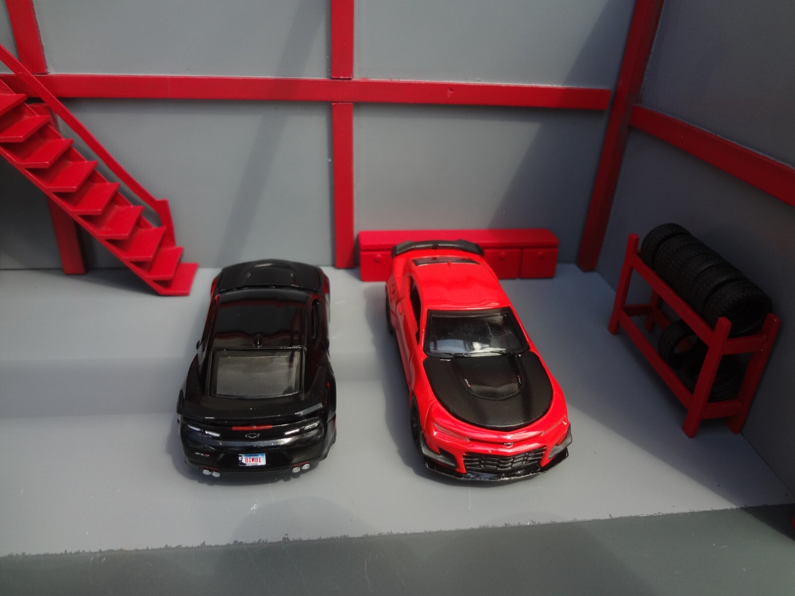 1:64 scale Mechanic Garage Diorama Gray & Red cars are not included