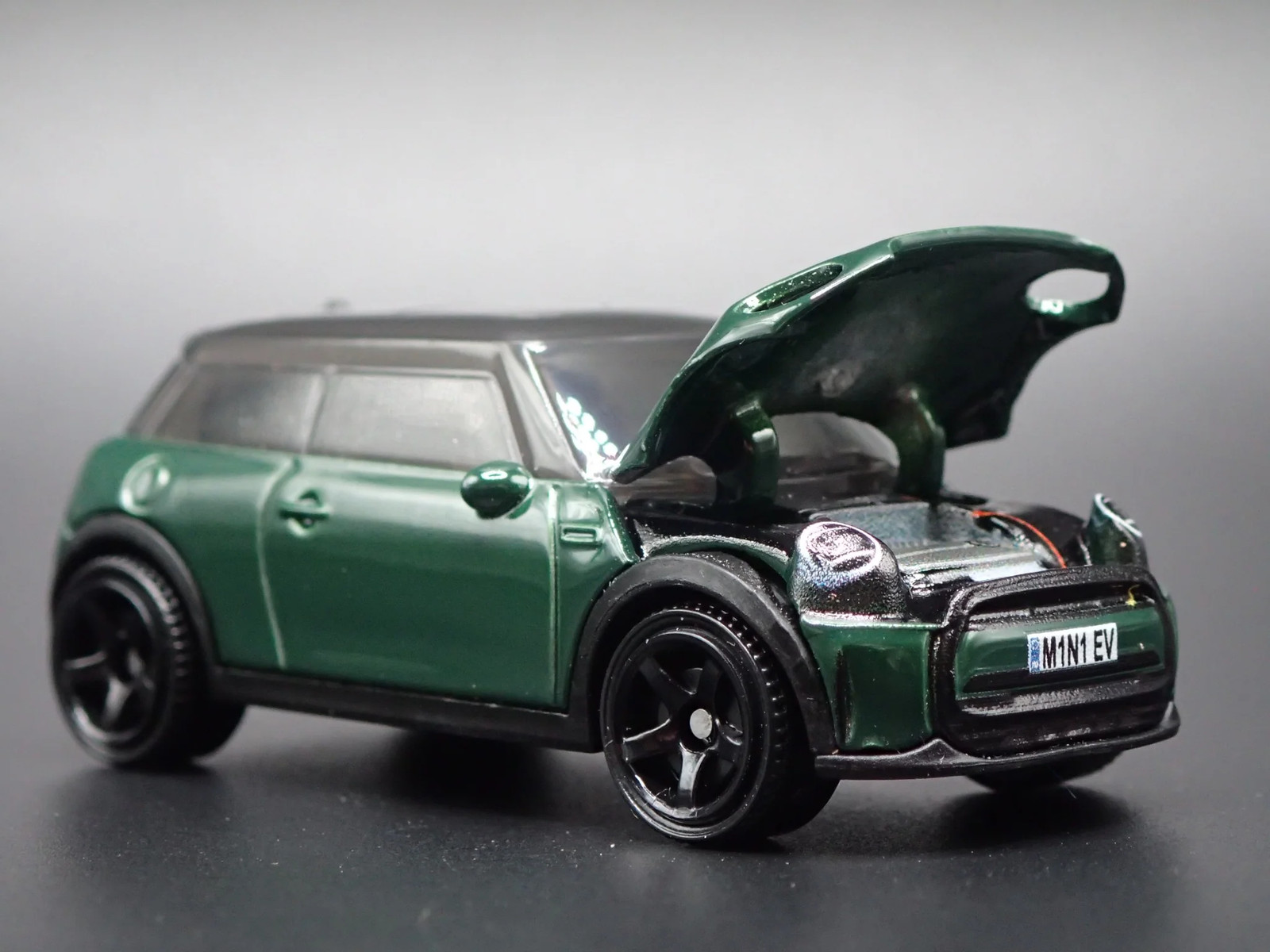 2020 – 2024 MINI COOPER SE EV GREEN 1:64 SCALE DIORAMA DIECAST MODEL CAR