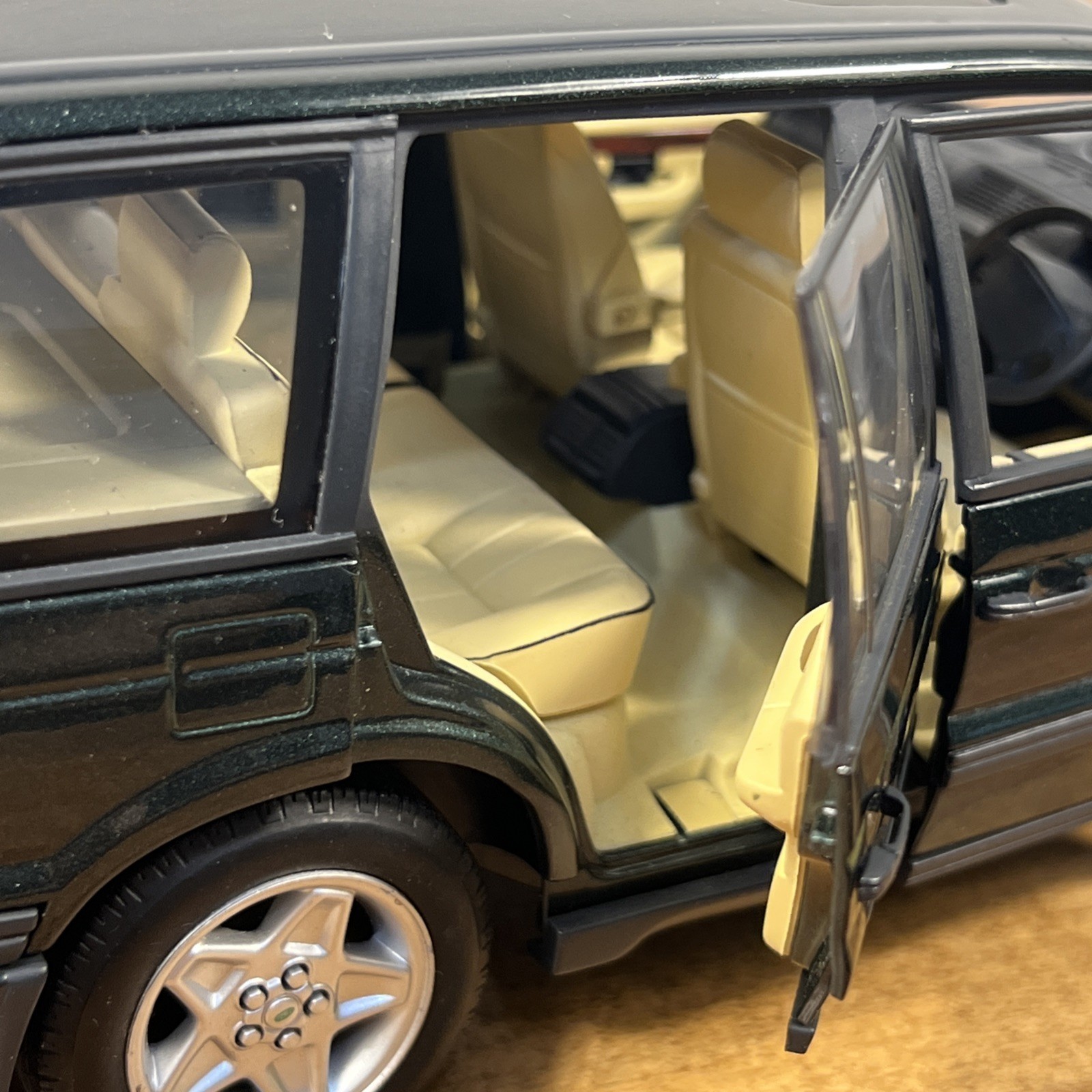 Auto Art Range Rover 4.6 HSE – Off Road Division 1:18 Green