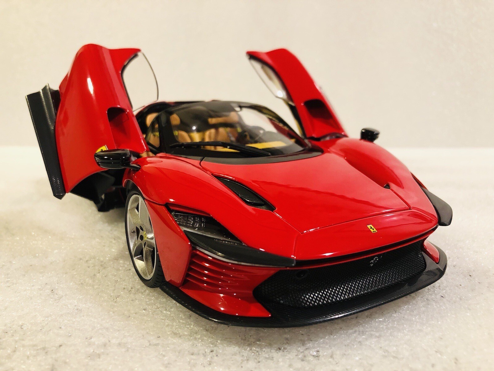 1/18 Bburago Ferrari Daytona SP3 Rosso Corsa Spider Closed Version Signature