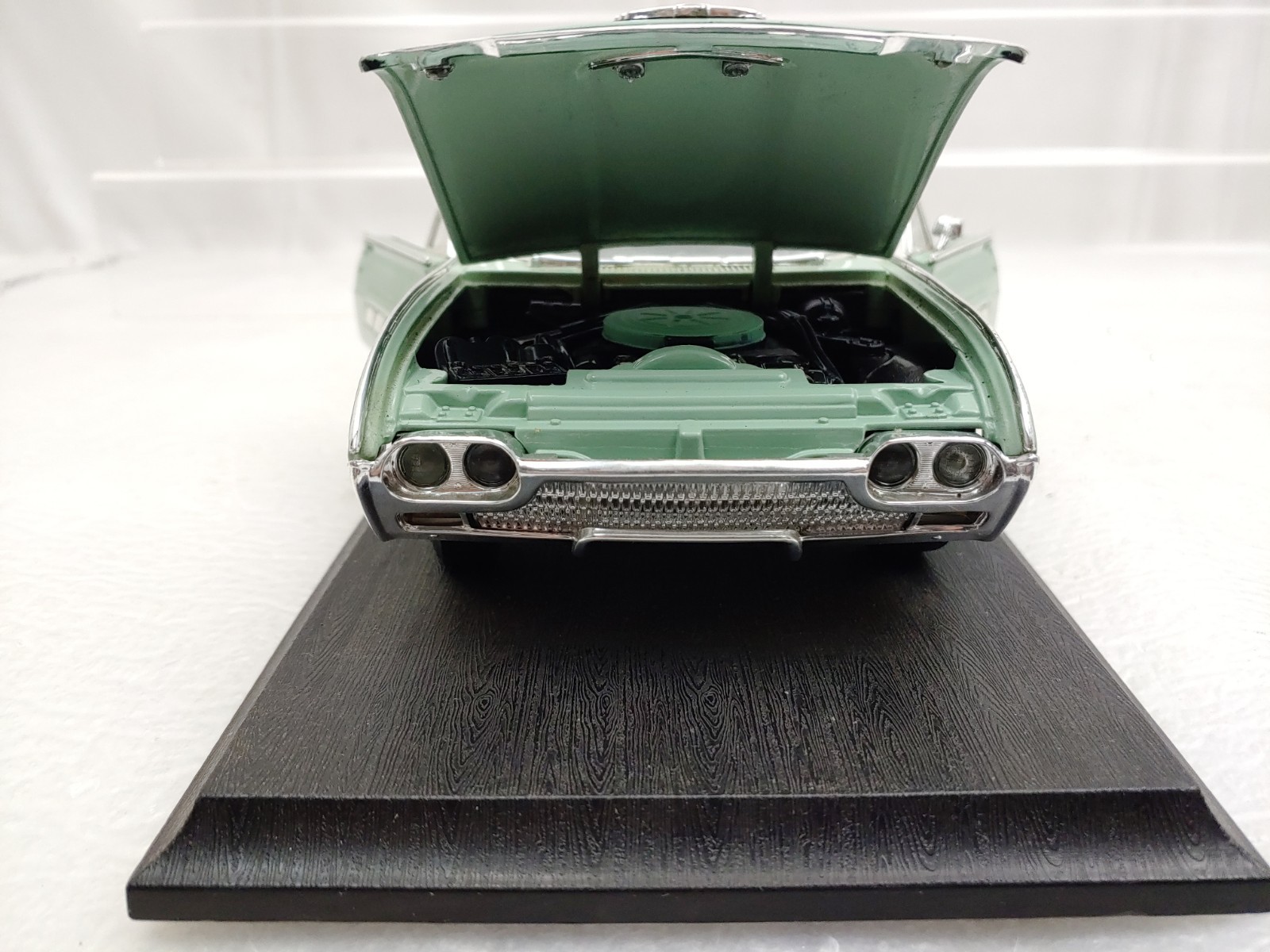 Anson 1963 Ford Thunderbird 1/18 Die-Cast Automobile with Stand