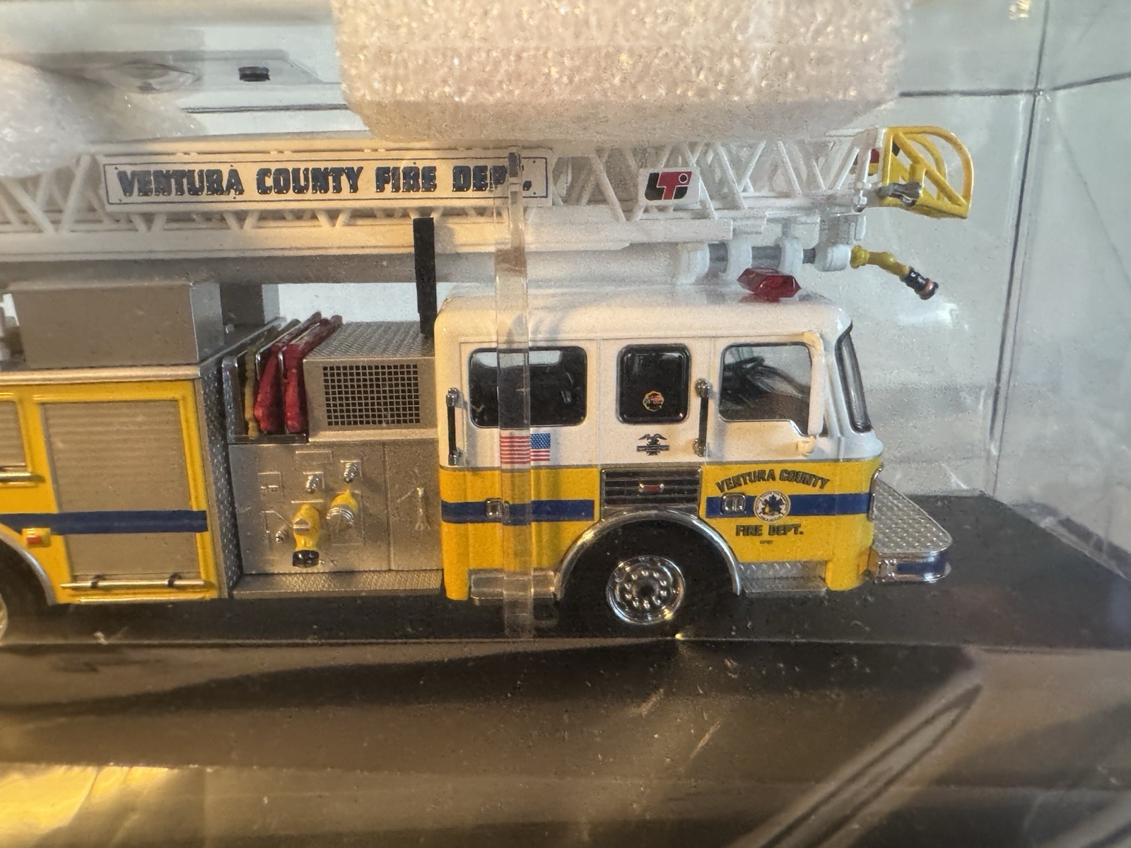 Code 3 , 1:64 Die-CastVentura County Fire Dept ALF Rear Mount RE-40 #12753 MIB
