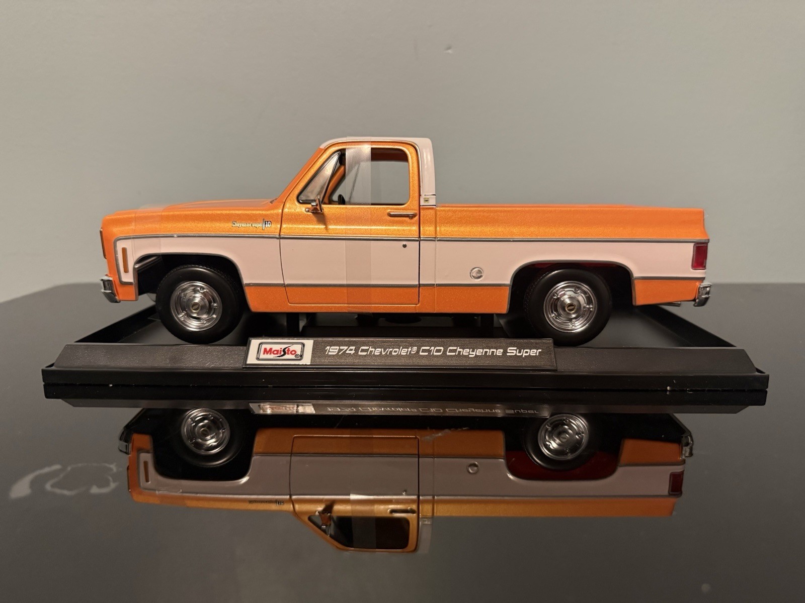 Maisto 1/18 Chevy C10 Cheyenne Super Pickup Truck Orange Two-Tone New In Box