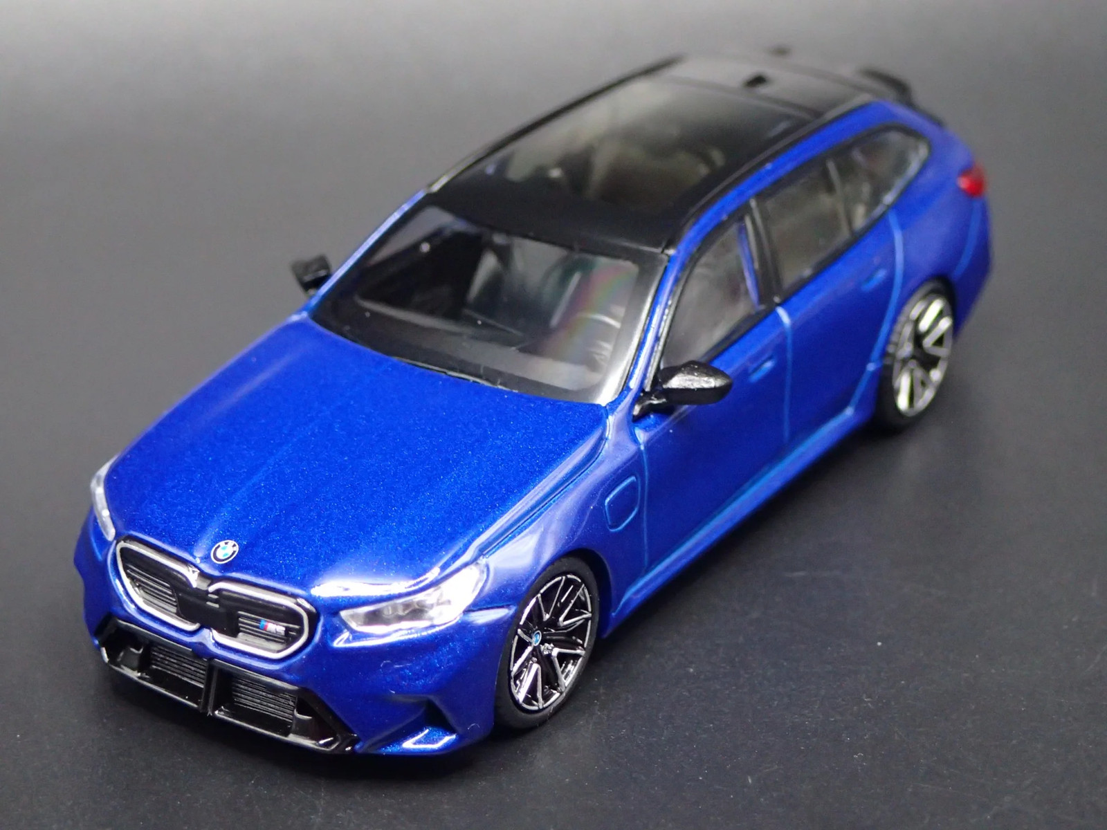 BMW M5 TOURING STATION WAGON BLUE 1/64 SCALE DIORAMA DIECAST MODEL CAR