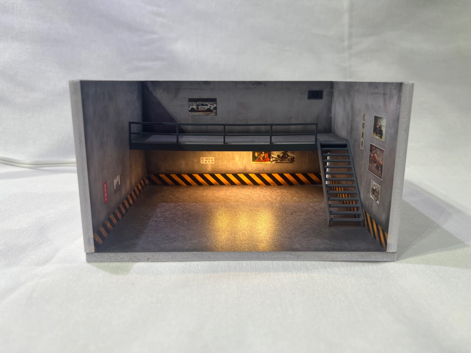 # 01161 – 1/64 Shop Display Diorama with LED