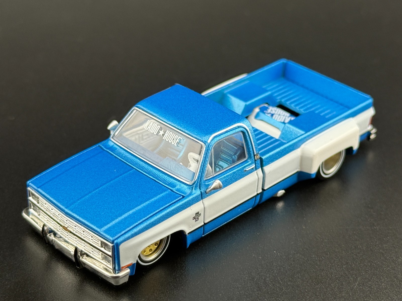 Kaido House x Mini GT Chevy Silverado Dually Vintage Spec V1 #192 1/64