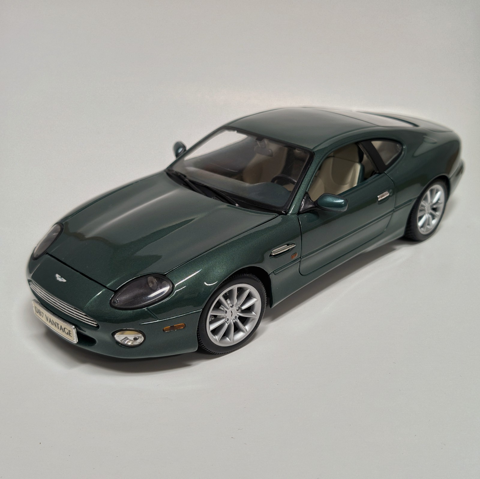 Maisto 1:18 Aston Martin DB7 Vantage Diecast Model Car – Metallic Green – Detail