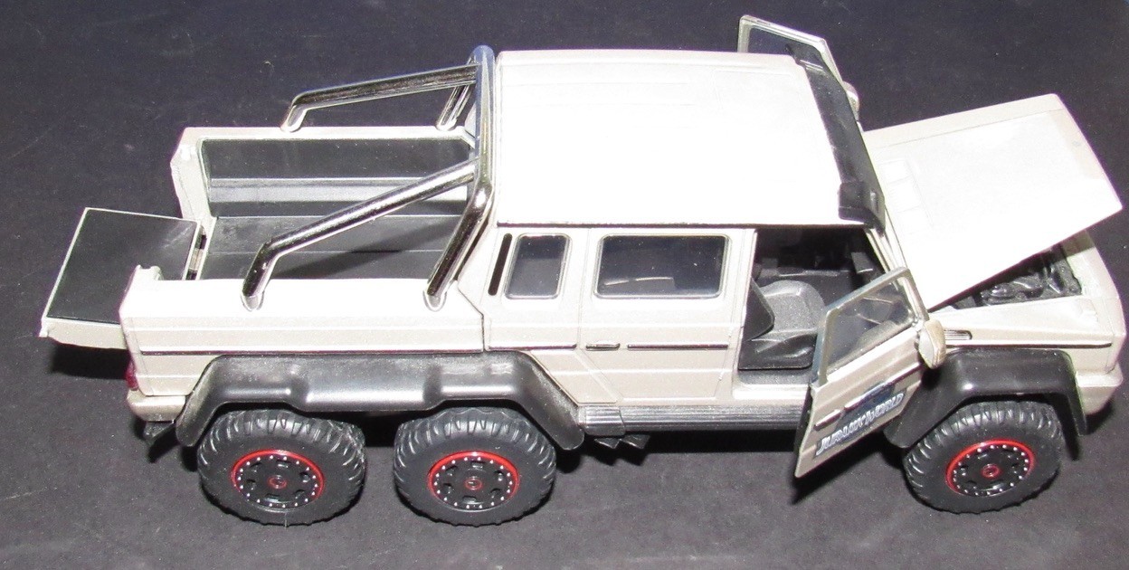 Mercedes-Benz G63 AMG 6×6 in 1/24 Scale Diecast by Jada