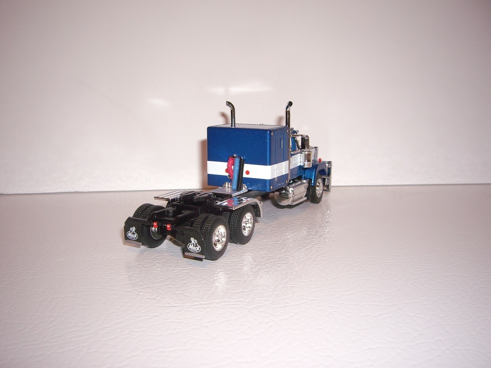 DCP FIRST GEAR 1/64 BLUE AND WHITE MACK SUPERLINER WITH 60″ SLEEPER
