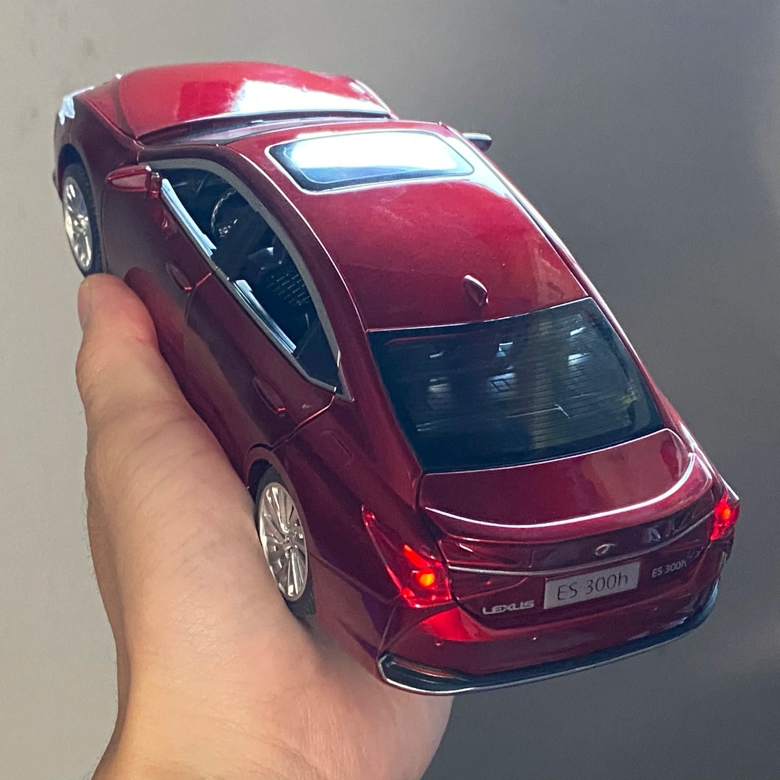 1:24 Lexus ES300 ES300h Alloy Diecast Car Model Sound Light Kid’s Collectibles