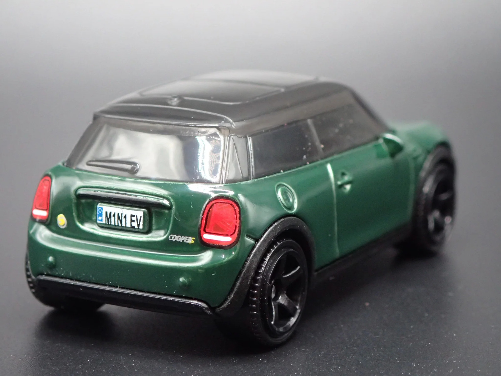2020 – 2024 MINI COOPER SE EV GREEN 1:64 SCALE DIORAMA DIECAST MODEL CAR