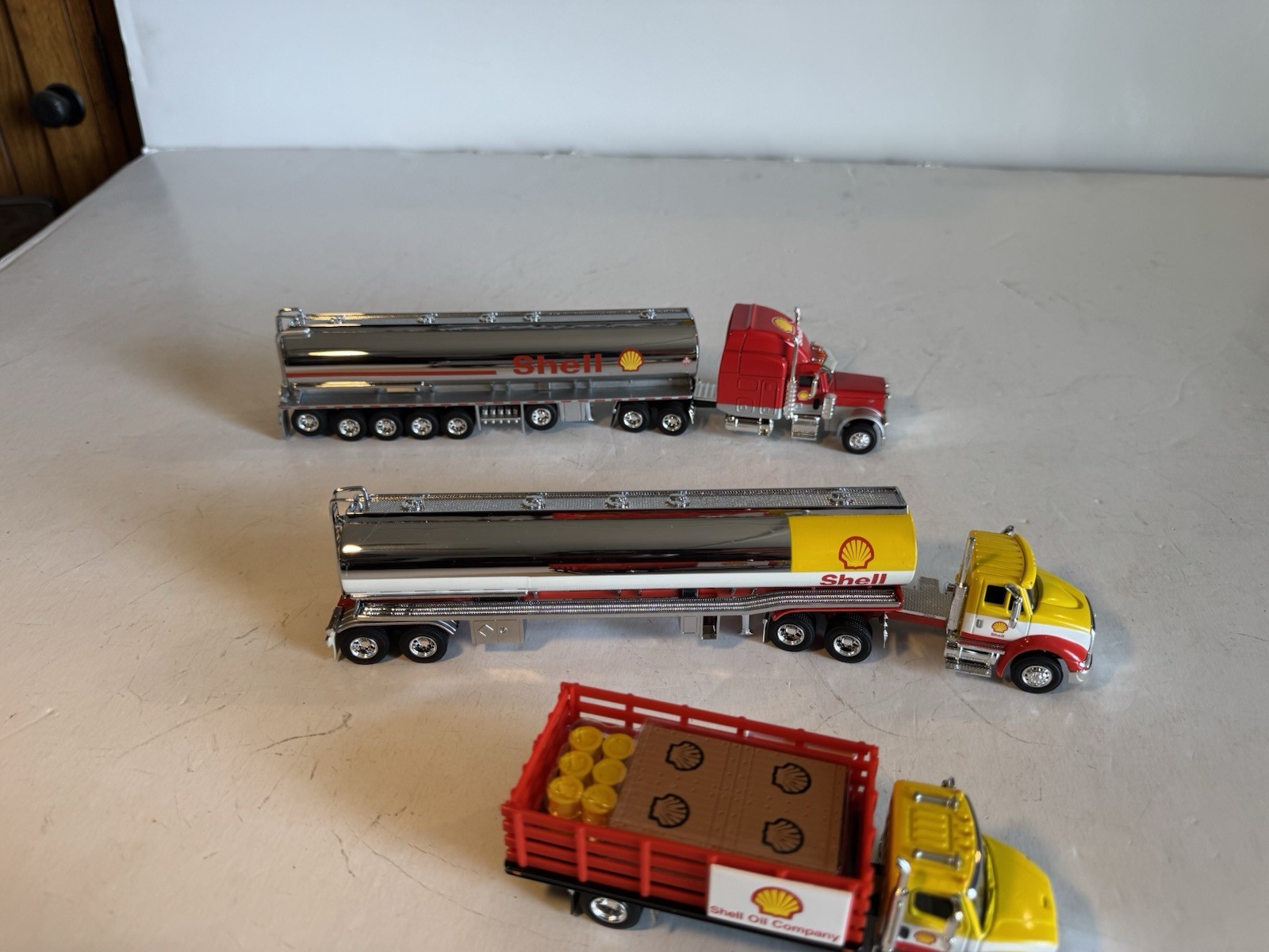 Speccast 1:64 Diecast Shell Peterbilt Tanker Trailer & Freightliner Rack Truck