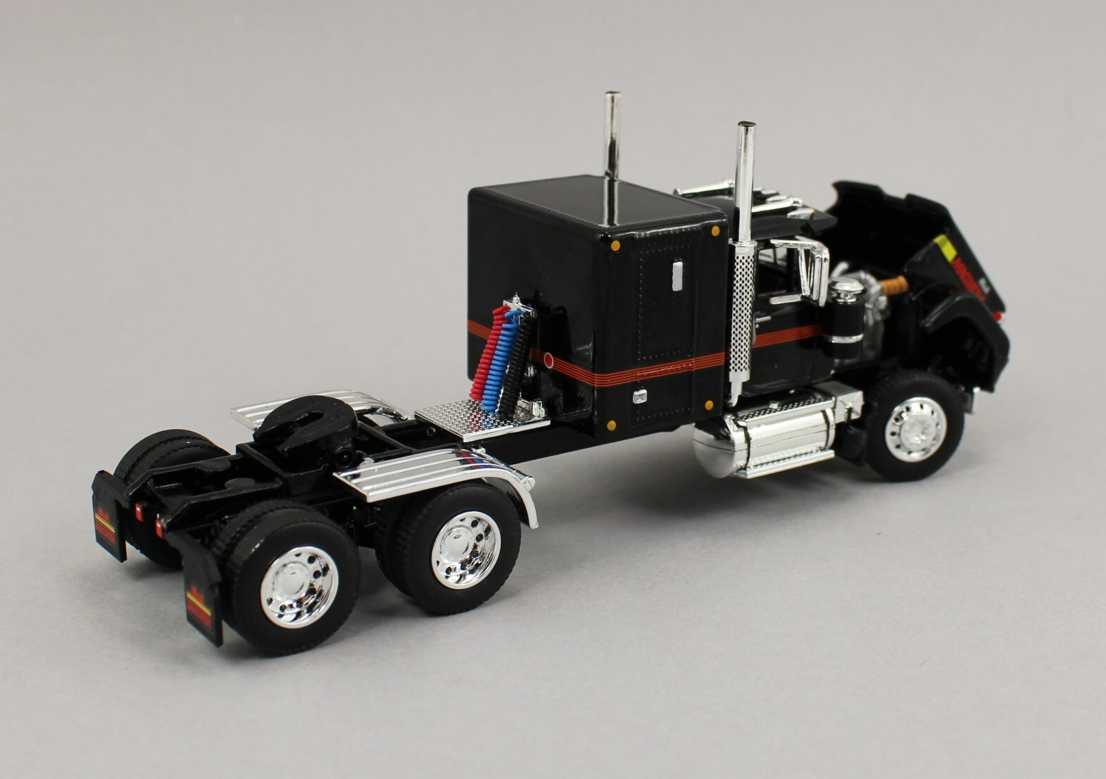 DCP 1:64 *BLACK* Mack Super-Liner MAGNUM Semi Truck w/60″ Flattop Sleeper NEW!