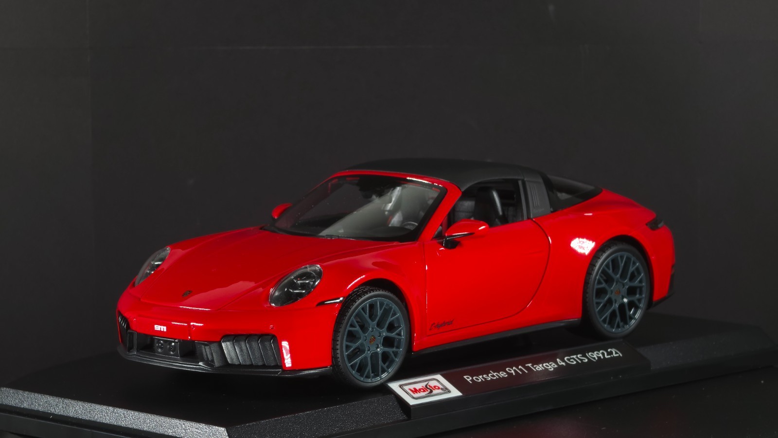 Porsche 911 Targa 4 GTS (992.2) 1:18 Maisto Exclusive Style Special Edition red