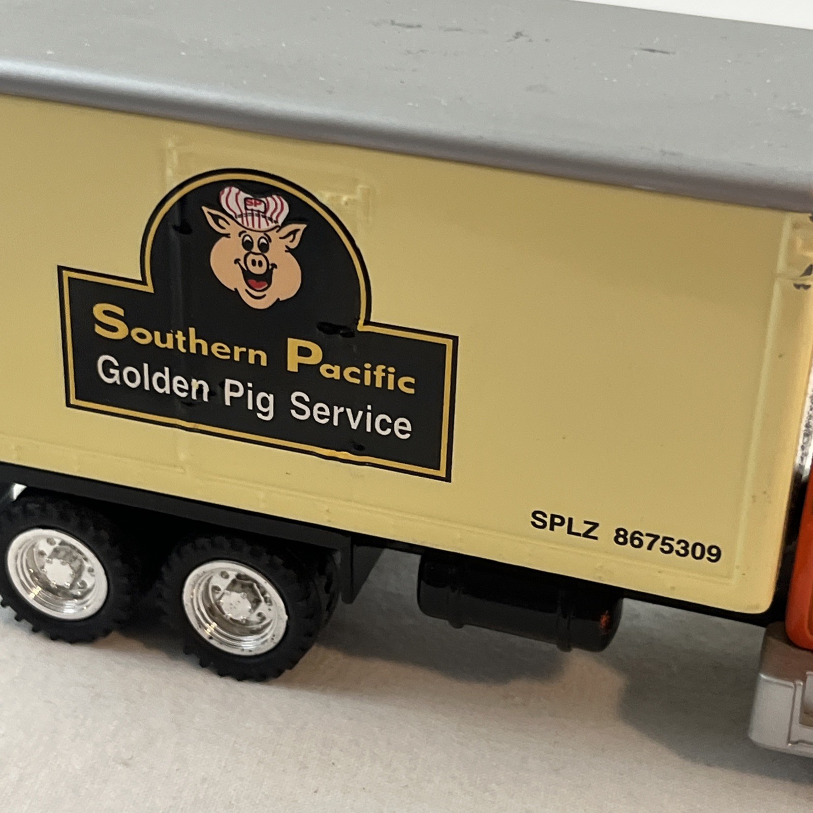 1:43 K Line SPLZ 8675309 Die Cast Kruiser Southern Pacific Golden Pig Service