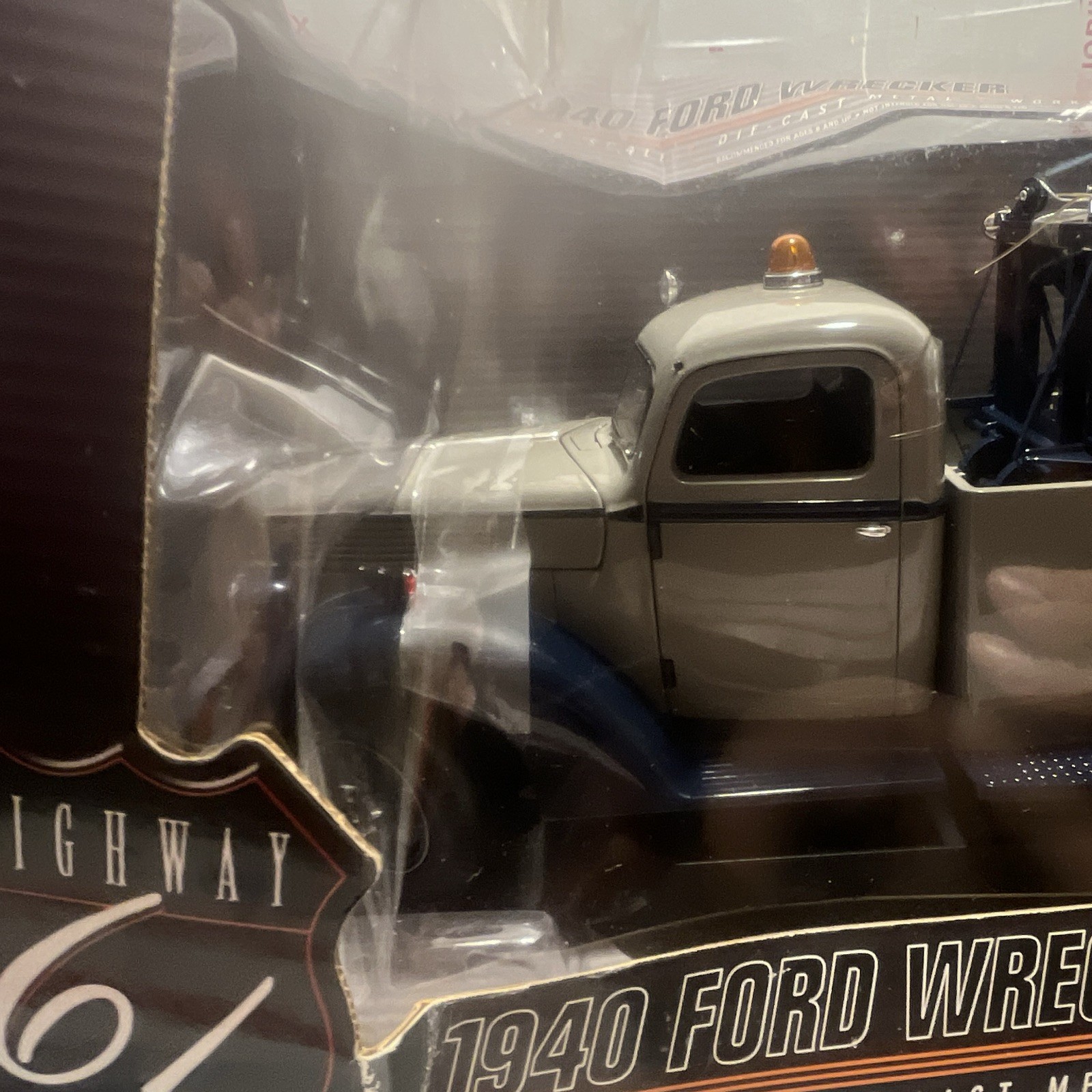 Highway 61 Collectibles 1940 Ford Wrecker Tow Truck 1:16 Diecast Working Winch