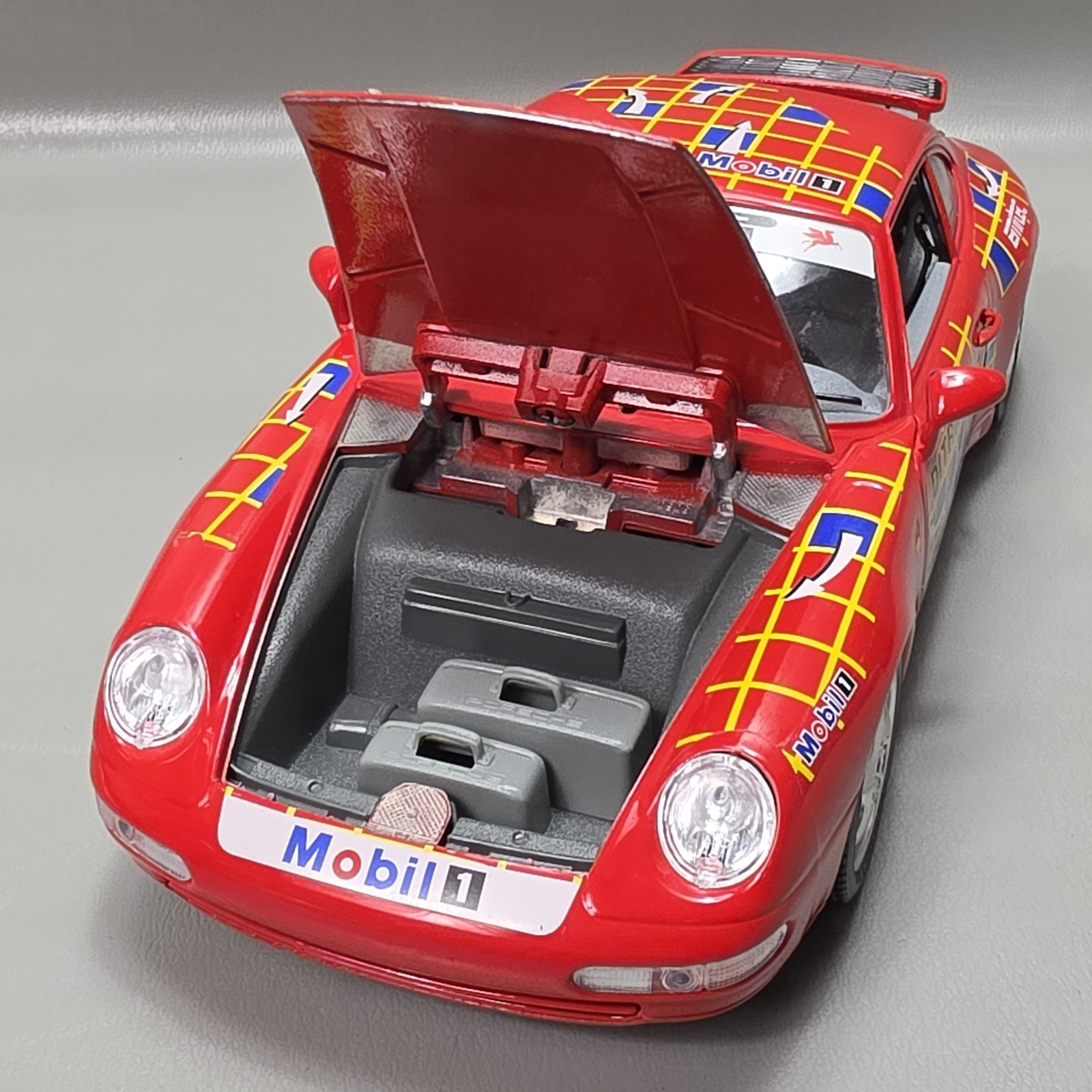 Bburago 1993 Porsche Carrera 911 Super Cup Ditrans Red 1:18 Scale Diecast