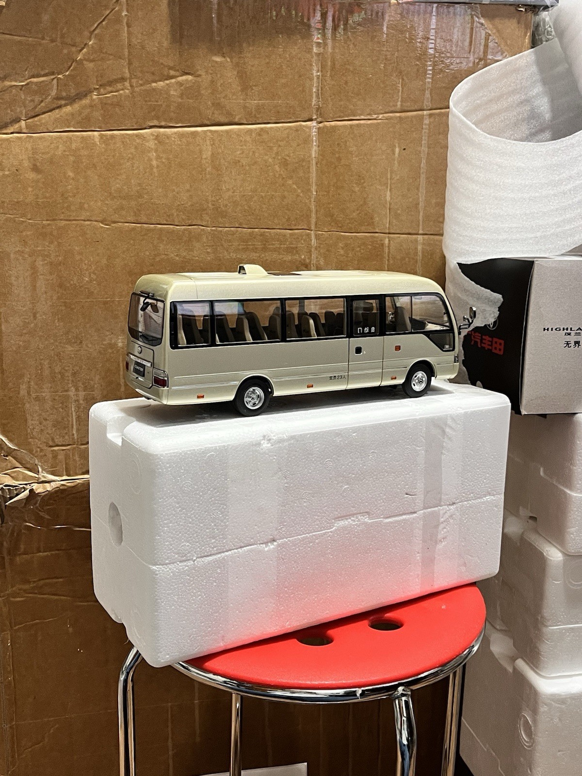 1:24 Scale Toyota Coaster Liesse Passenger Minibus Diecast Model Car