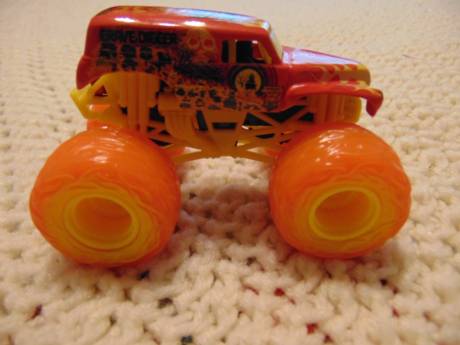 NEW 2024 FIRE & ICE GRAVE DIGGER SPIN MASTER Monster Jam TRUCK LOOSE