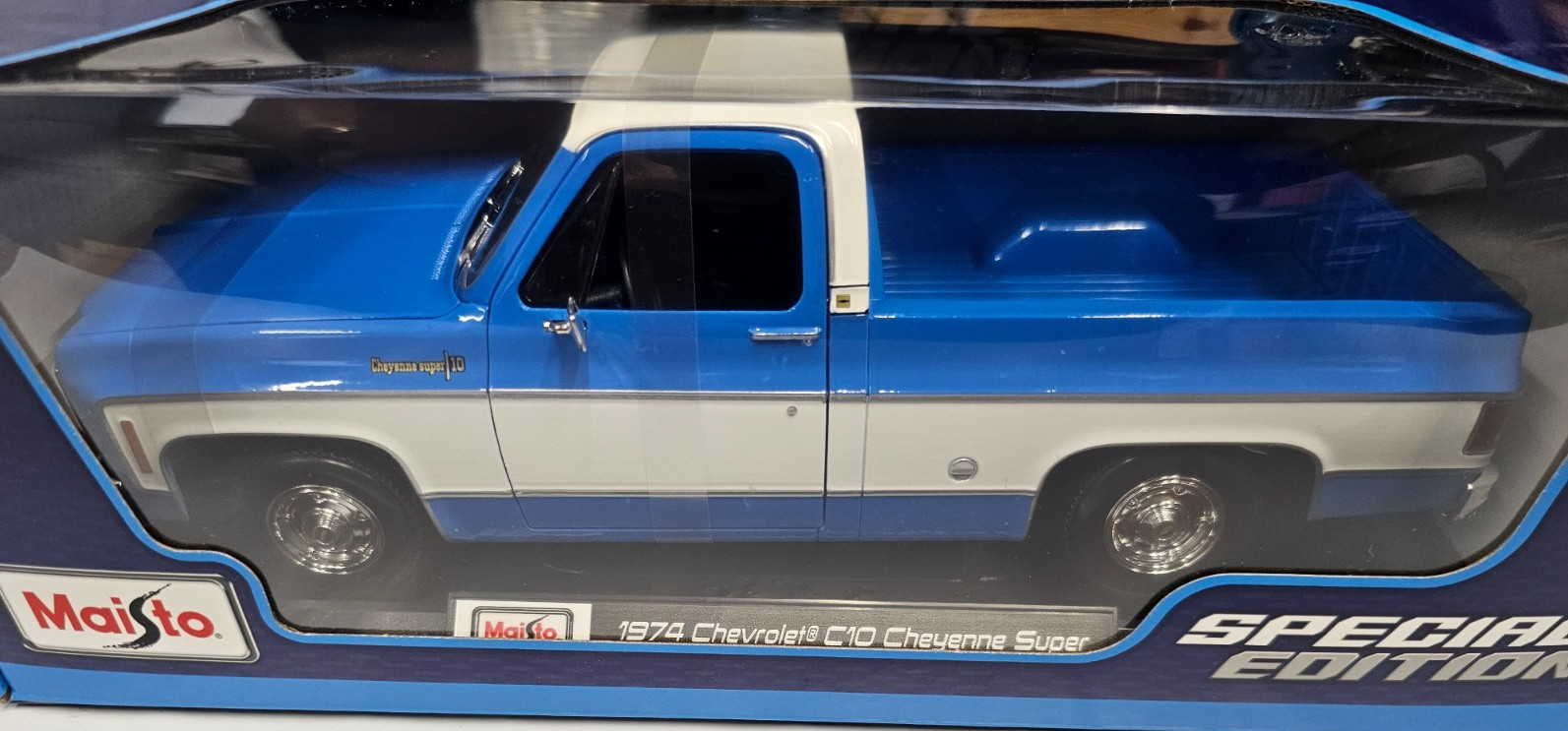 Maisto 1974 C10 Cheyenne Super Pick-up Truck Blue & White Square Body 1:18