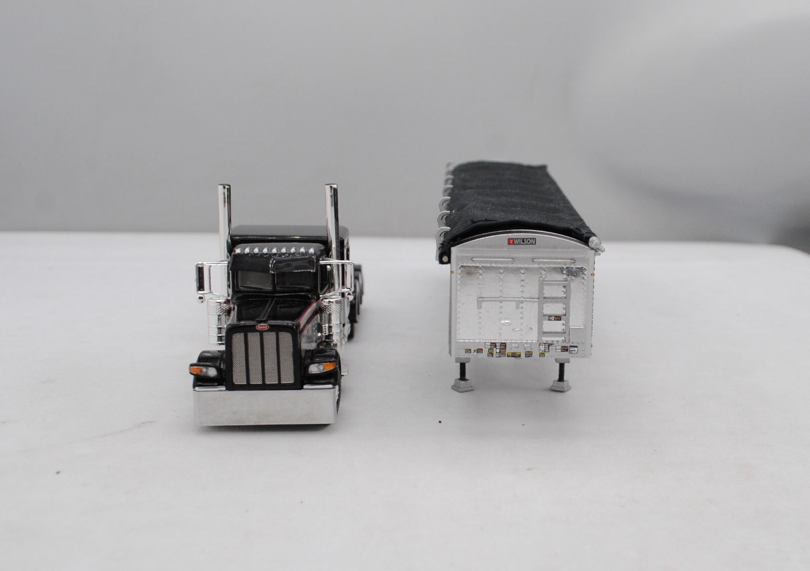 DCP 1/64 Red Black Silver Tri-Axle Peterbilt 389 Wilson Tri-Axle Grain 60-1473