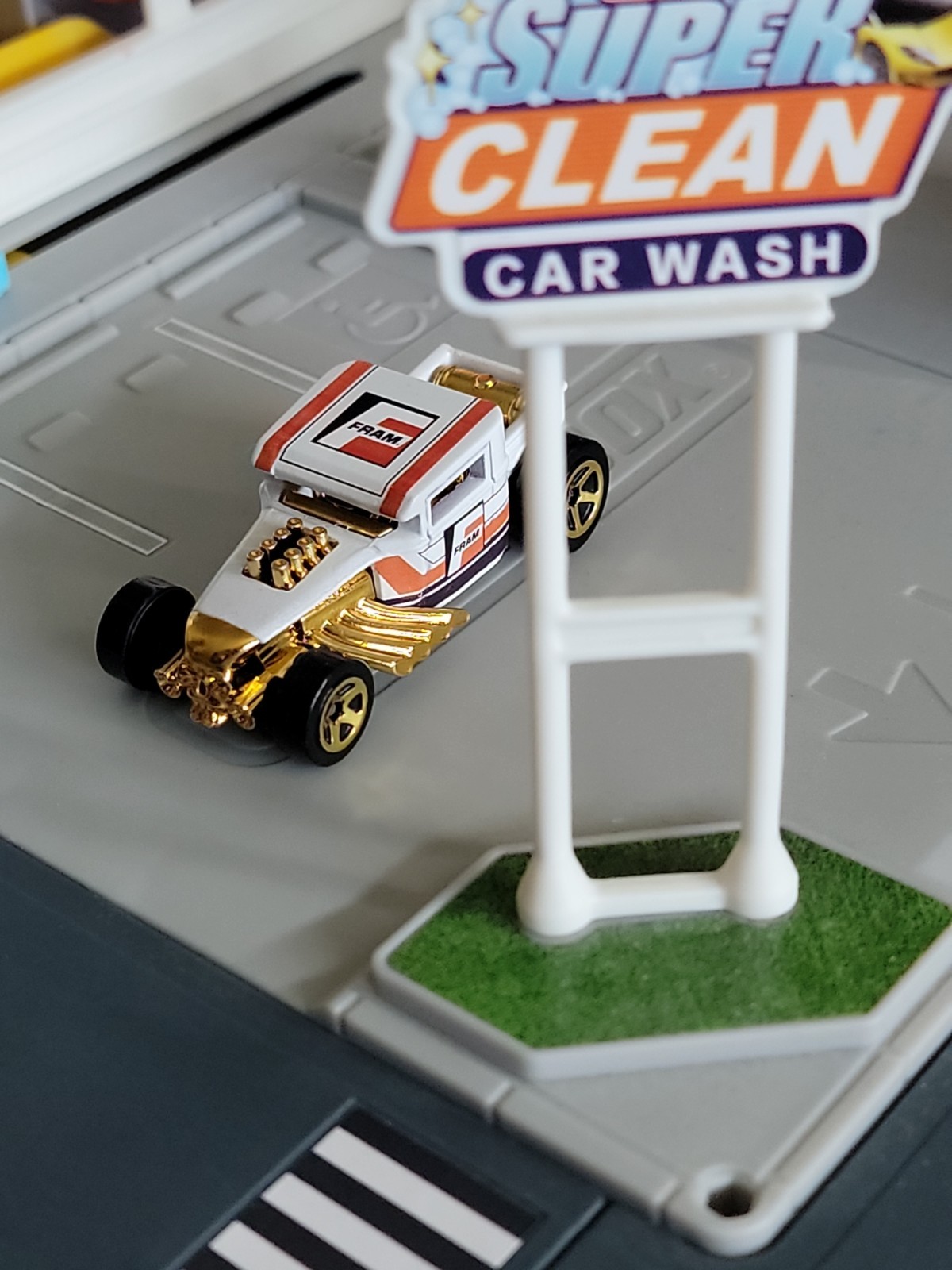 Hot Wheels CUSTOM white fram Bone Shaker (1983 silverado Version)