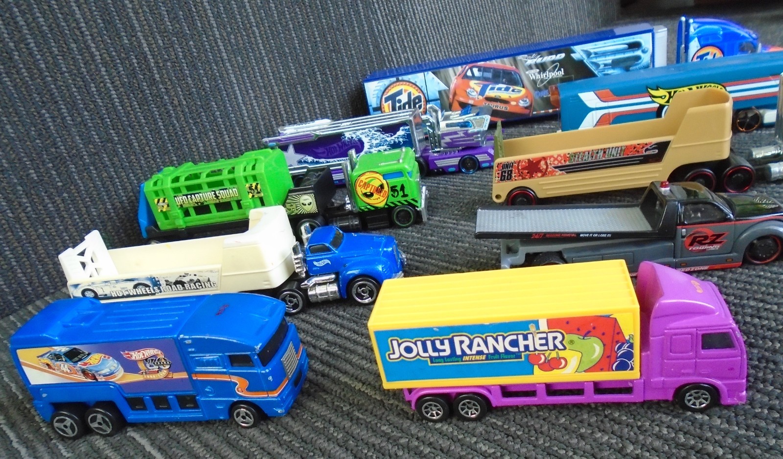 Misc Die Cast Hot Wheels Semi Trucks Lot of 9 Area 51 RZ Towing Stealth Unit
