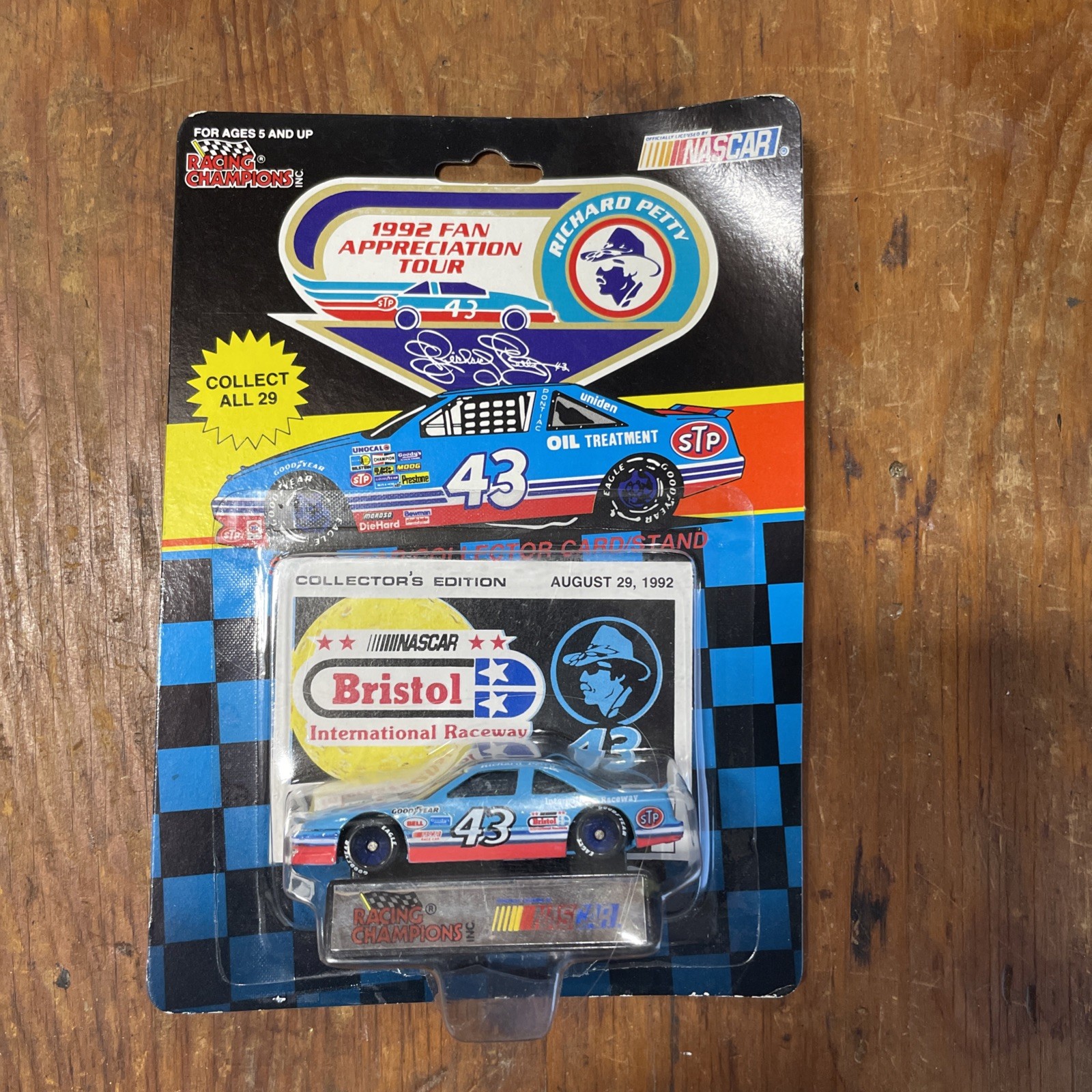 Racing Champion Richard Petty 1992 1:64 Track “Bristol International Raceway”