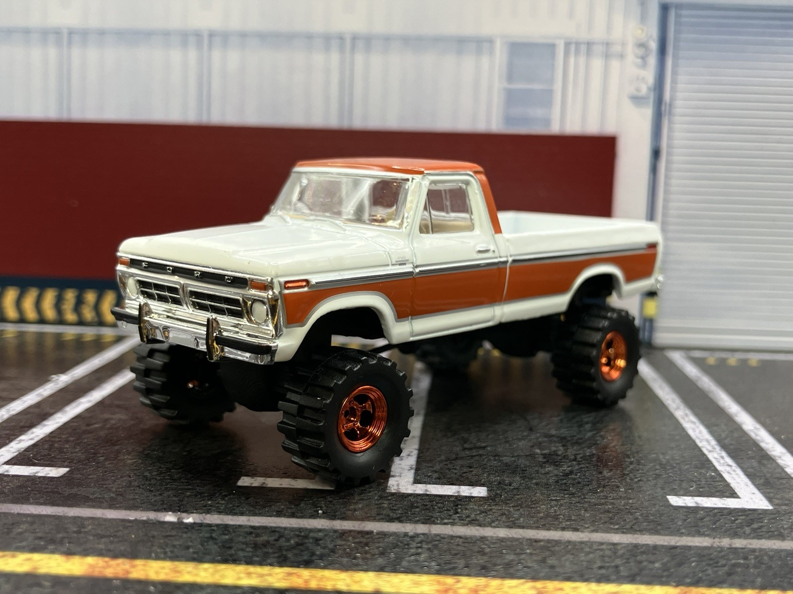 1977 Ford F-150 Ranger Explorer Lifted 4×4 Truck 1/64 Diecast Custom Greenlight
