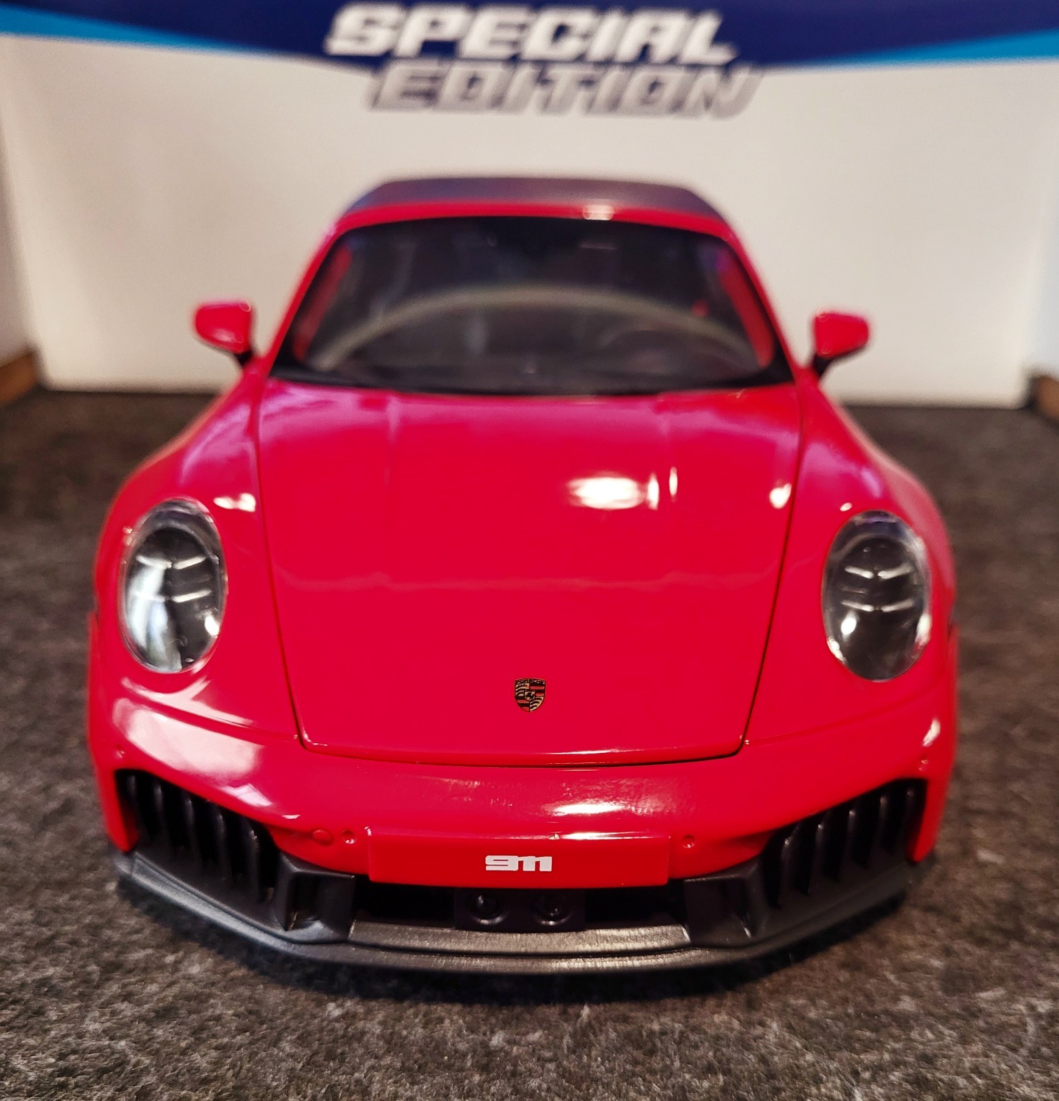 Porsche 911 Targa 4 GTS 1:18 Maisto Diecast Model Red Gold Removable Top