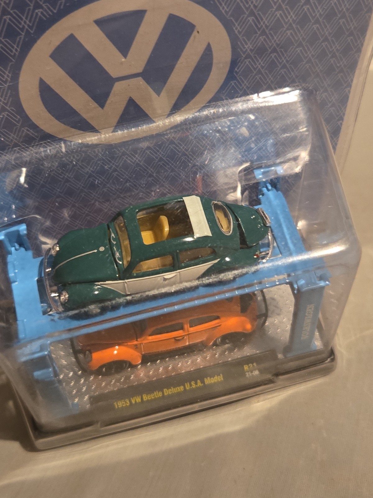 M2 Machines Auto Lift Series 1953 VW Beetle Deluxe U.S.A. Model 2-Pack Volkswage