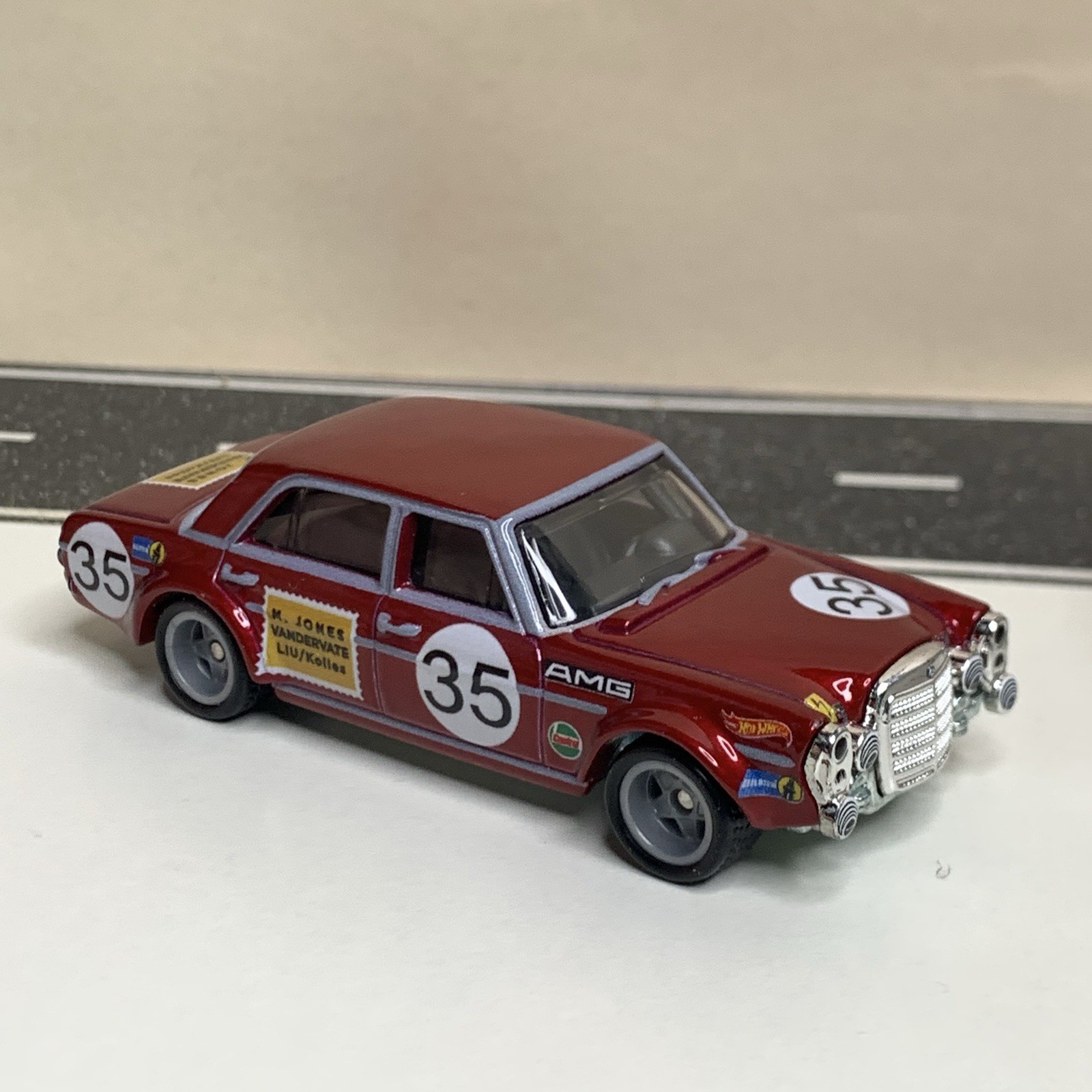 Hot Wheels Premium Deutschland Design Mercedes-Benz 300 SEL 6.8 Red w/RR 1:64 NM