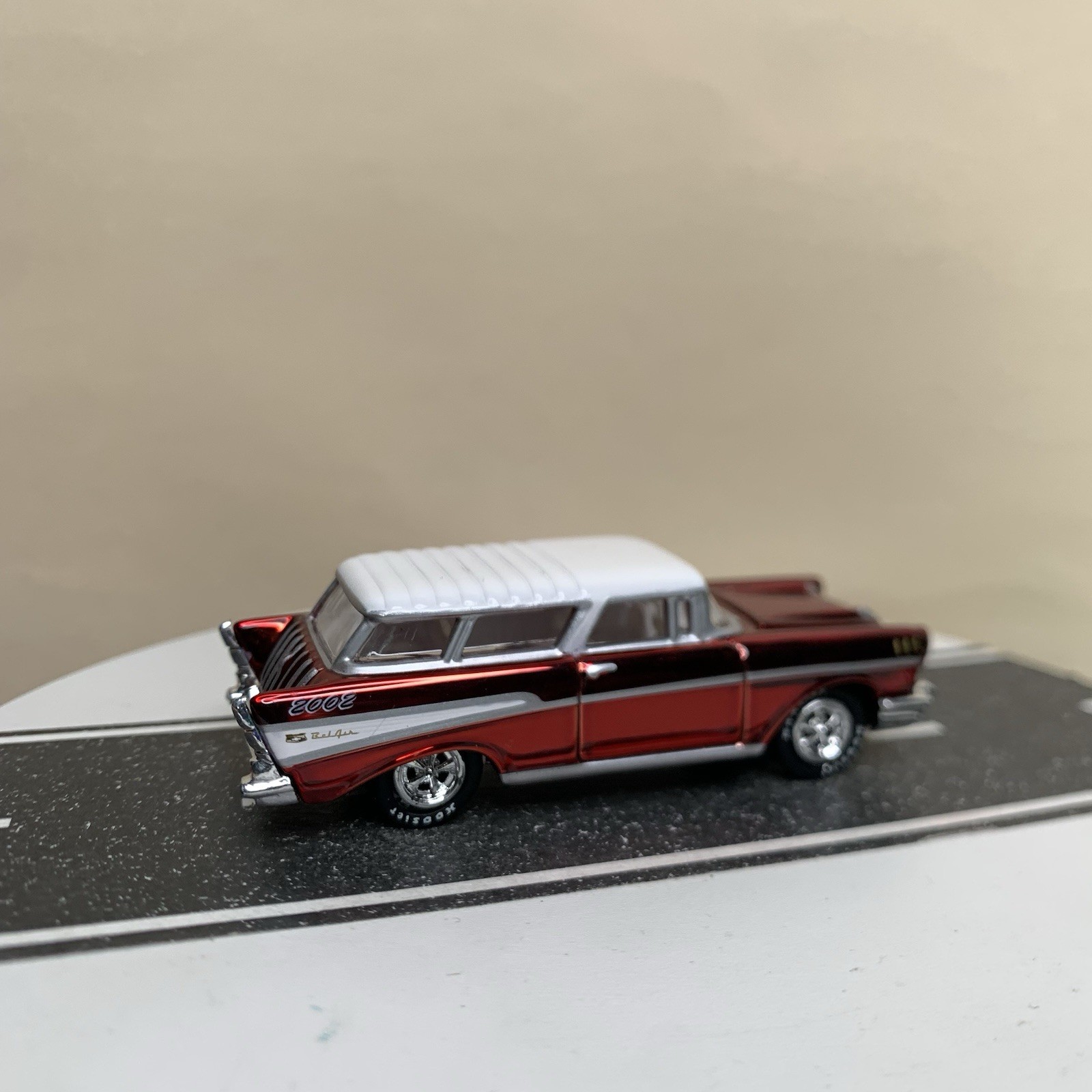 2002 Johnny Lightning Holiday Classics 1957 Chevy Nomad Wagon Red Chrome 1:64 NM