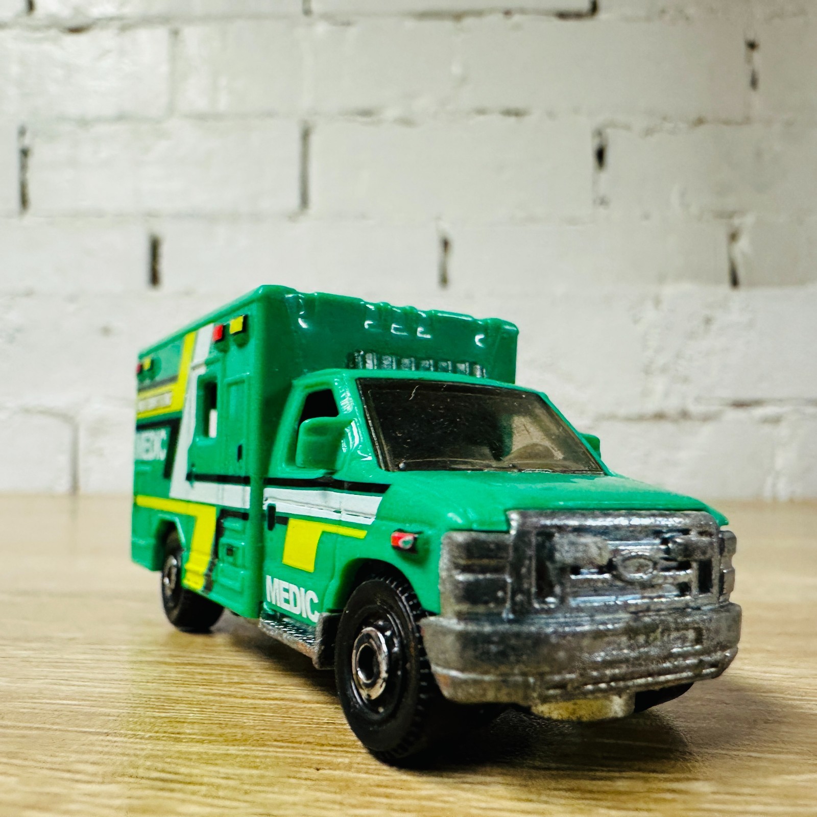 Ford E350 Ambulance 2009 Green Yellow White Medic MB944 Heroic Rescue 2016
