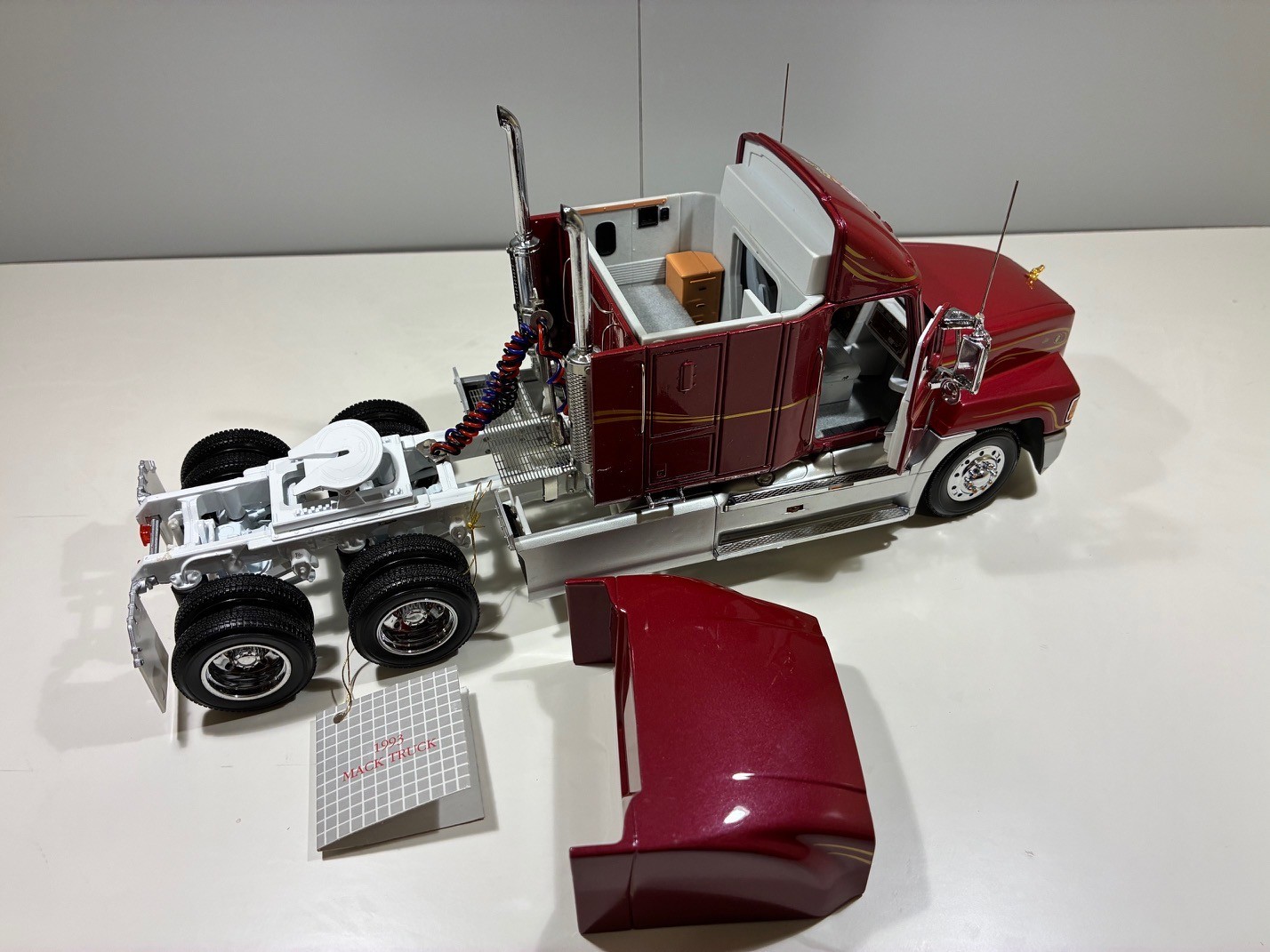 Franklin Mint – 1993 Mack Truck And Trailer – 1:32 Scale