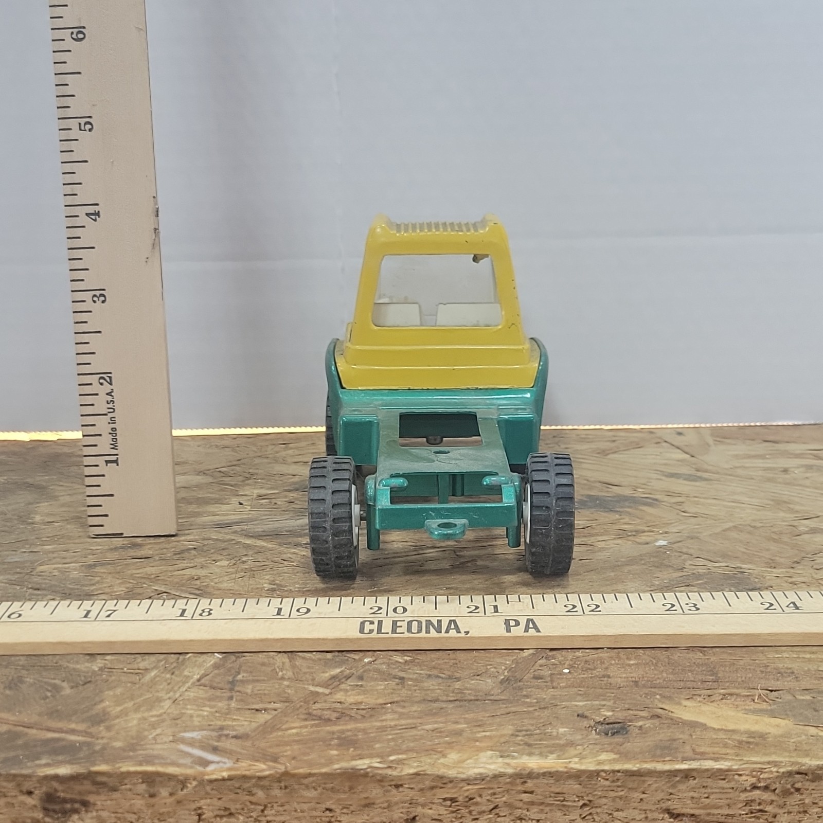 Hubley Green/Yellow Plastic Toy Vehicle Buggy/Car Chassis Frame w/ Wheels, 6 in
